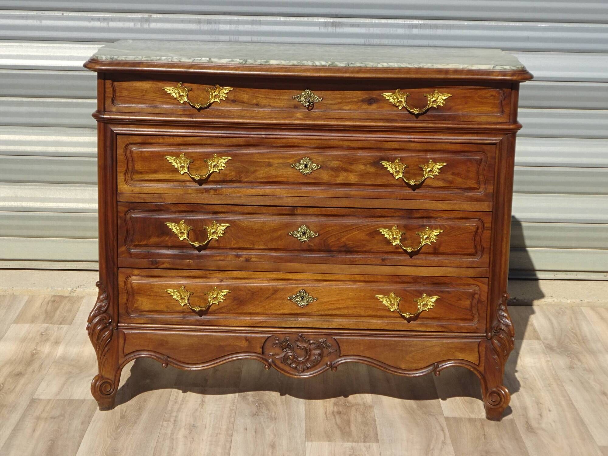 Commode en noyer Louis XV avec miroir