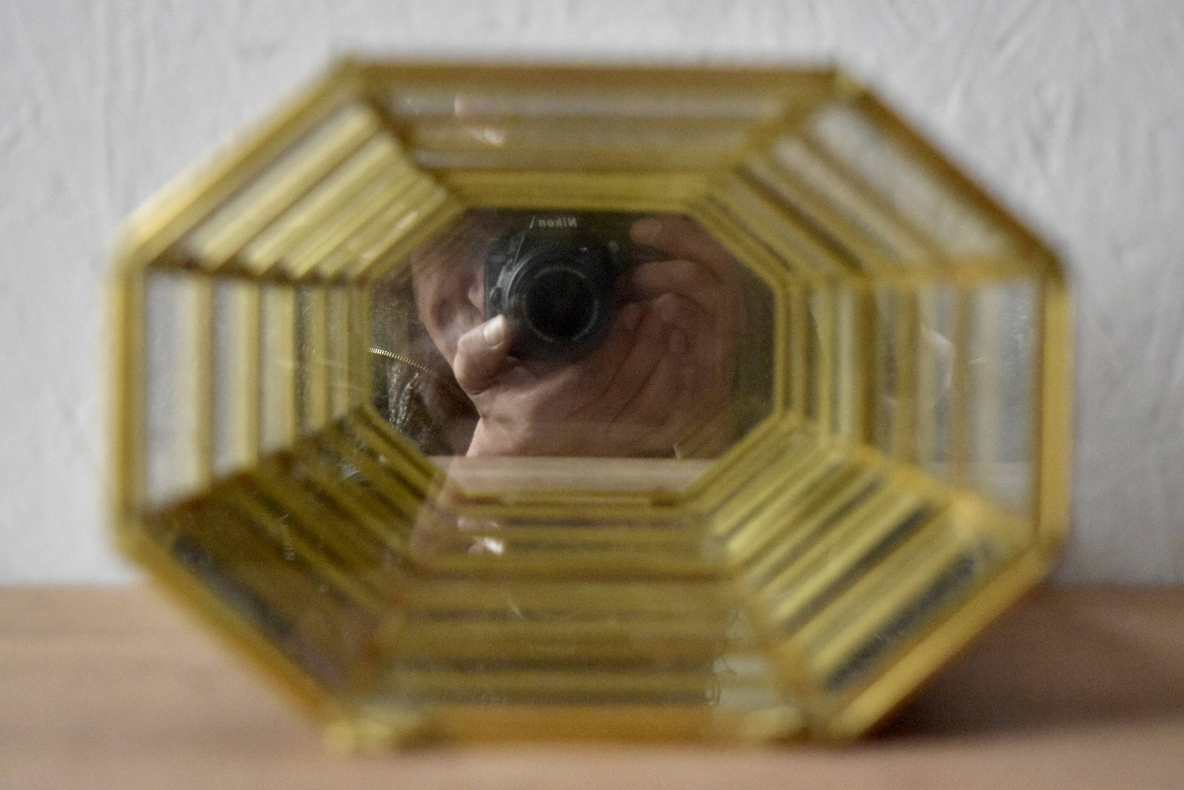 Small vintage octagonal display case in transparent glass, mirror glass and brass - jewelry display
