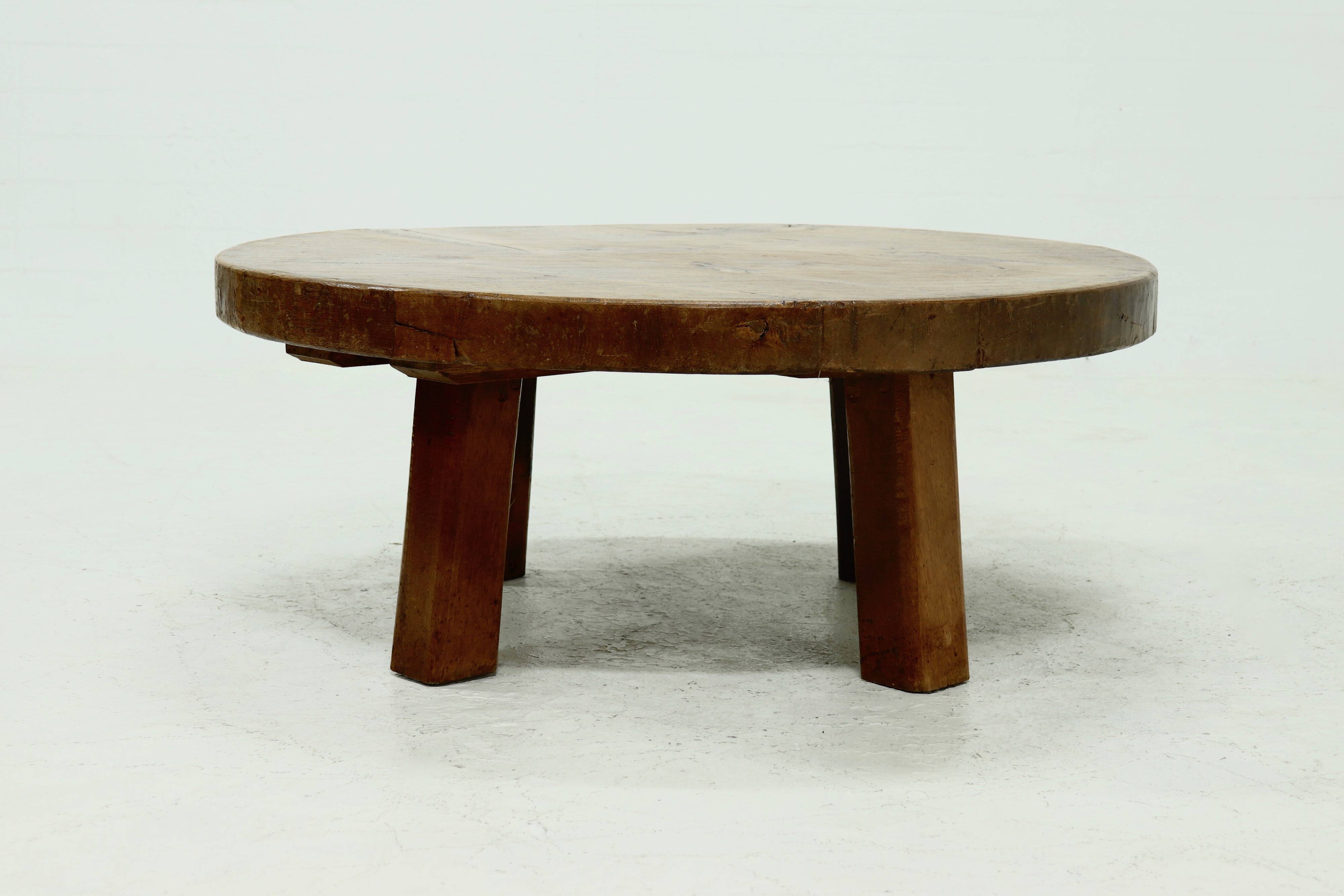 Table basse ronde rustique en chêne massif, années 1970