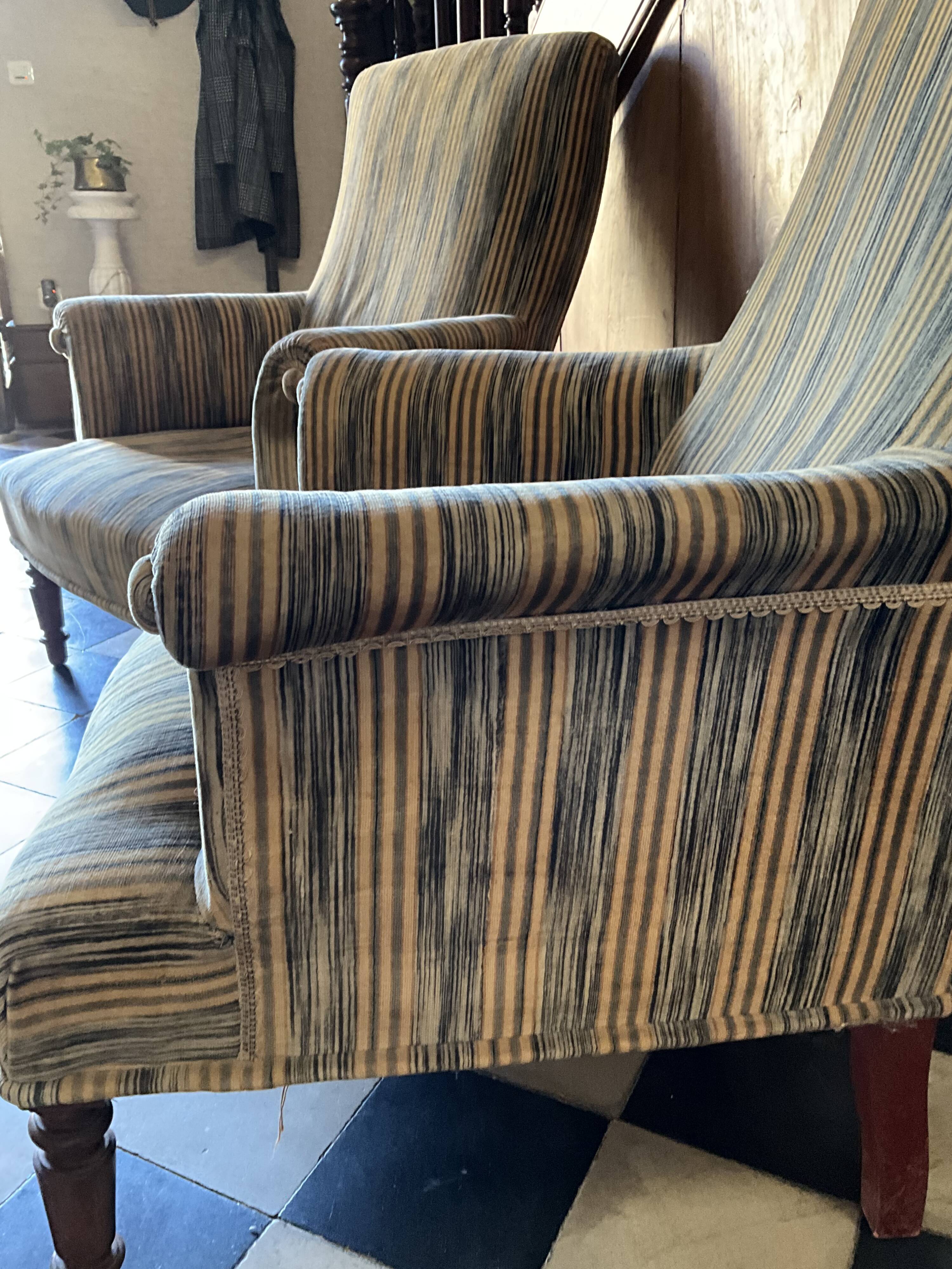 Une paire de fauteuils en velours.