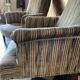 Une paire de fauteuils en velours.