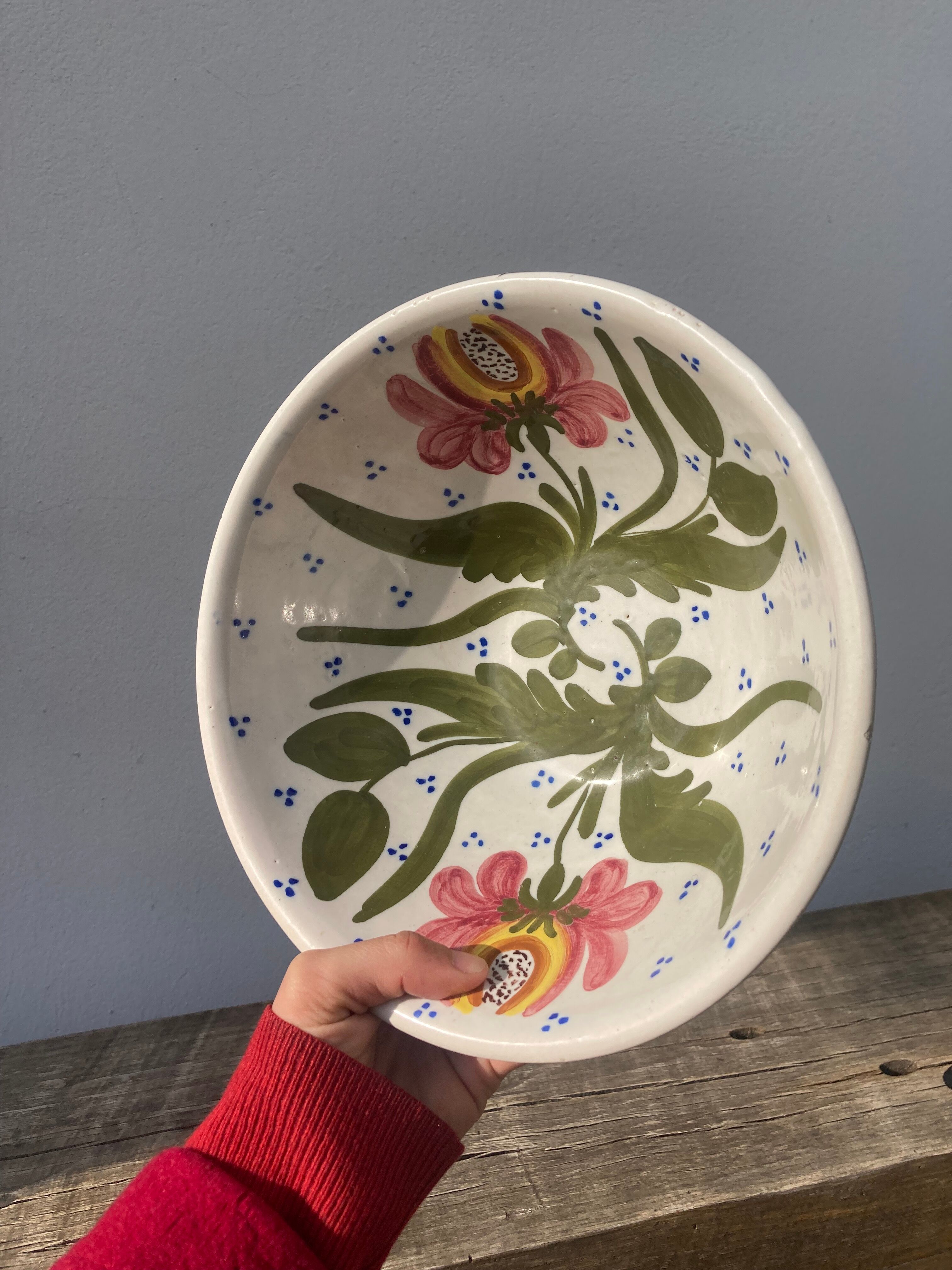 Ceramic salad bowl or decorative plate flower decoration