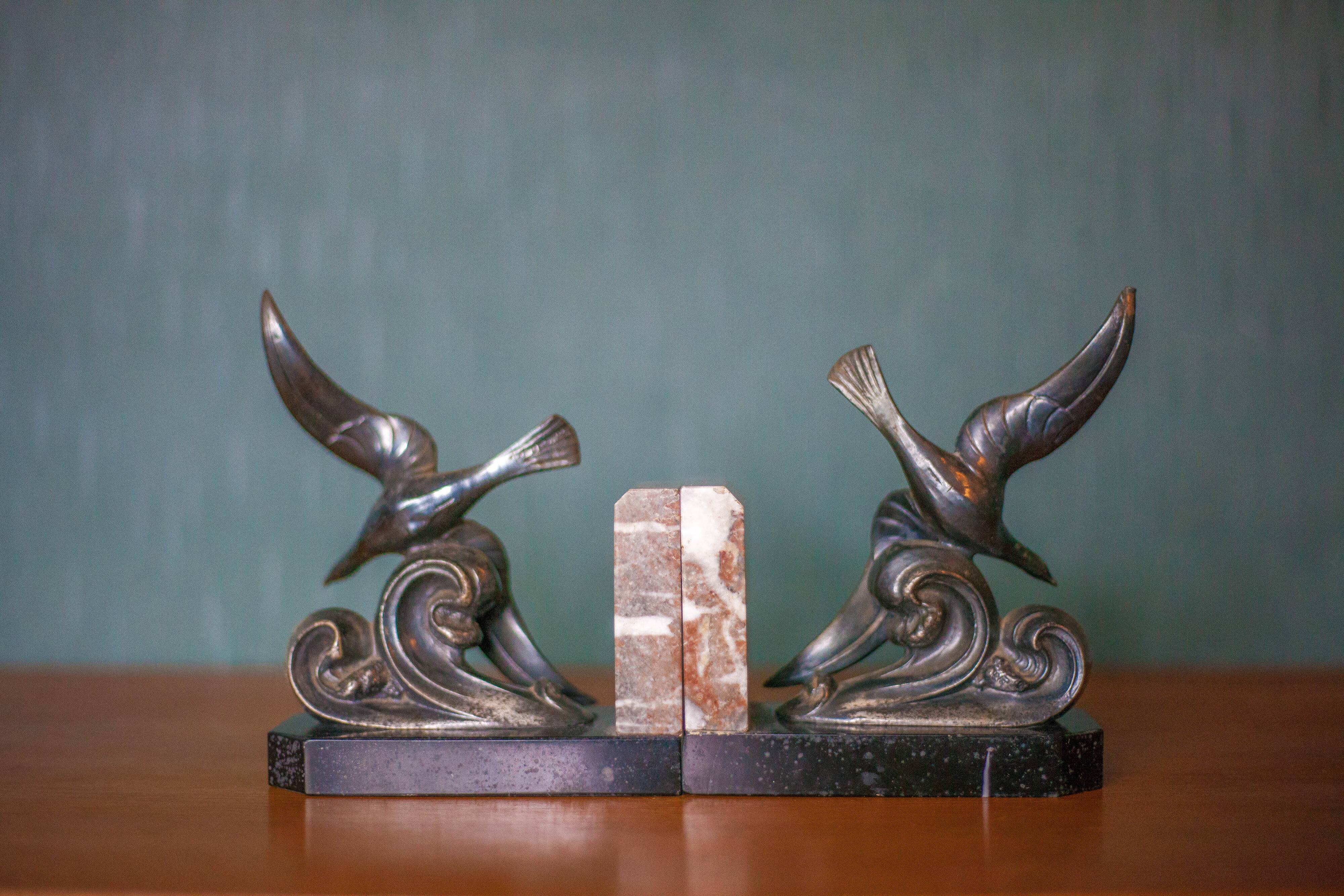 Pair of art deco seagull bookends in regulates and marble, bookcase, desk