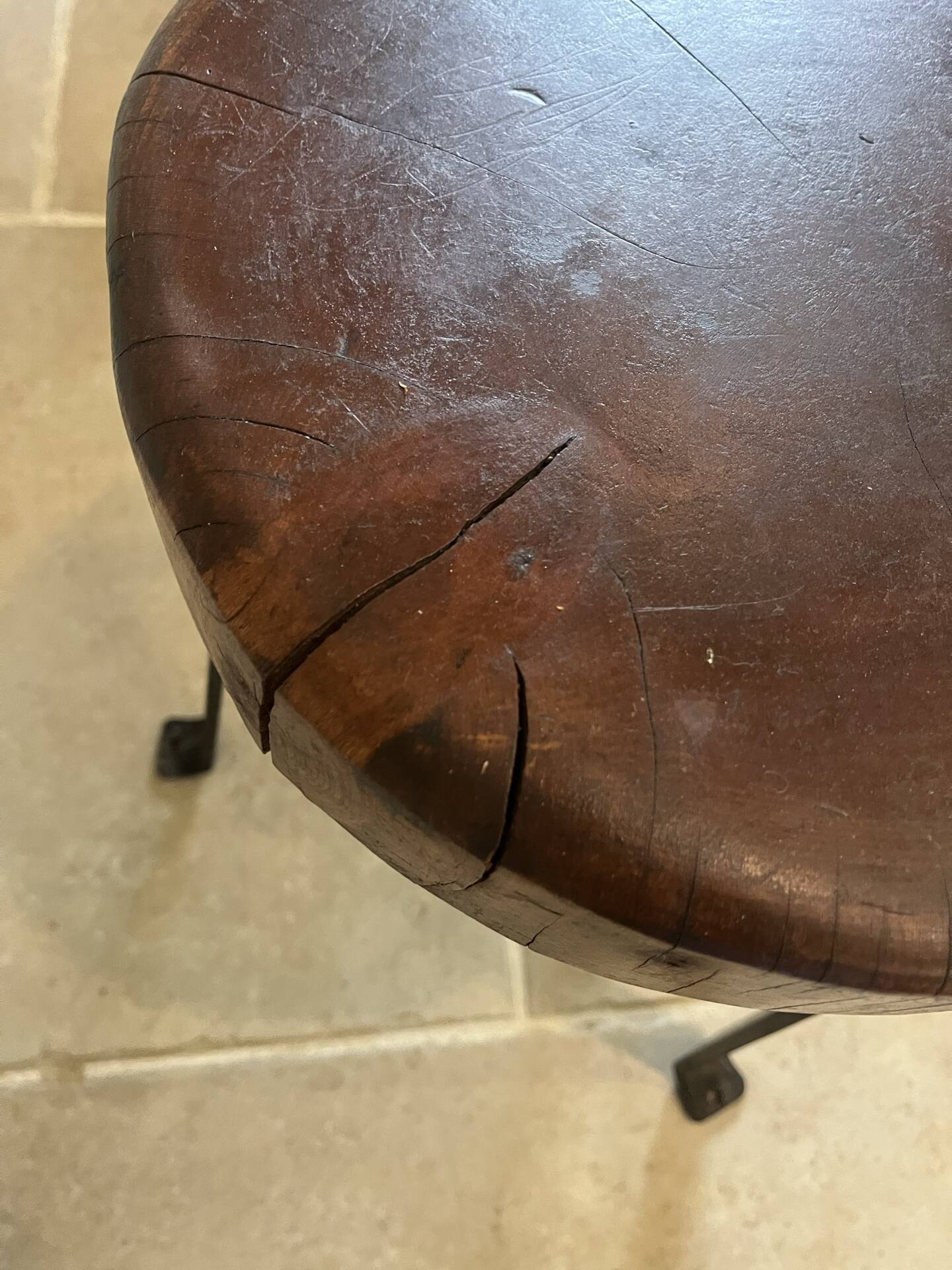 Tabouret tripode brutaliste