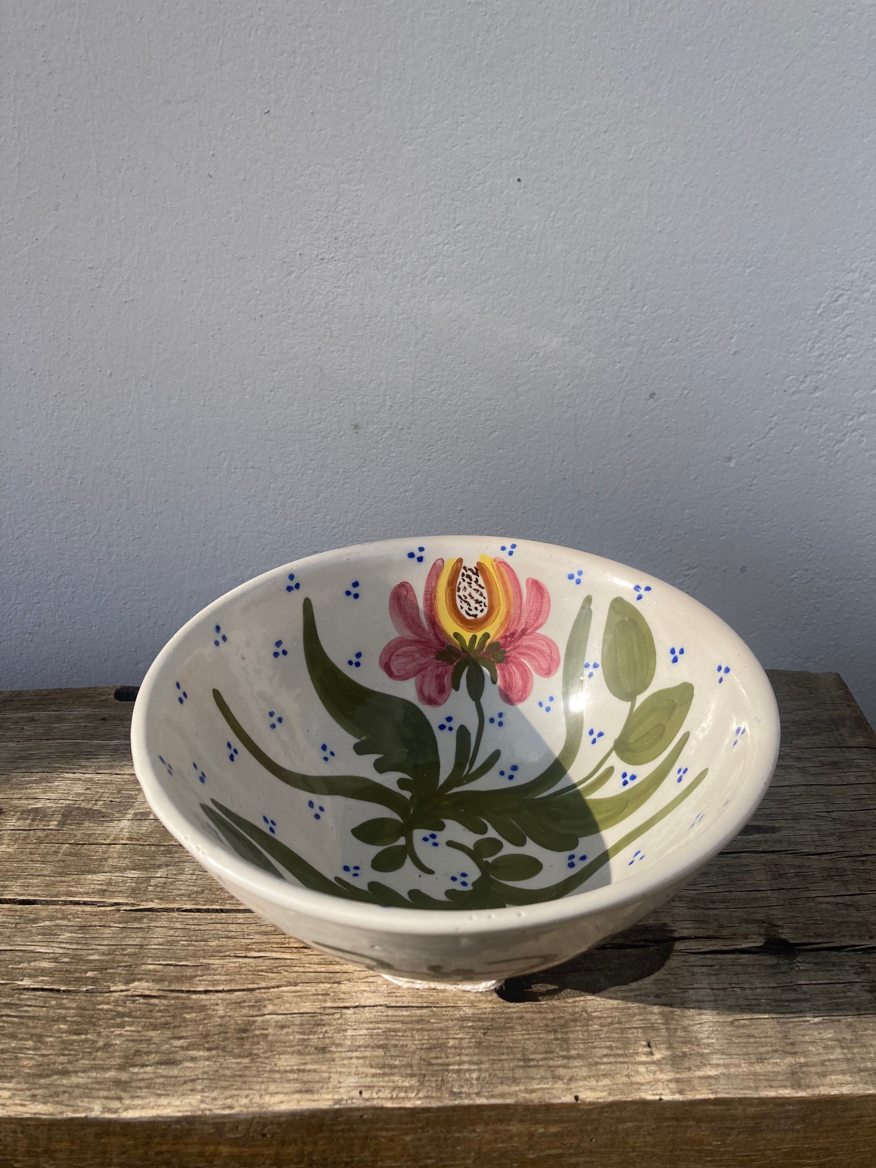 Ceramic salad bowl or decorative plate flower decoration
