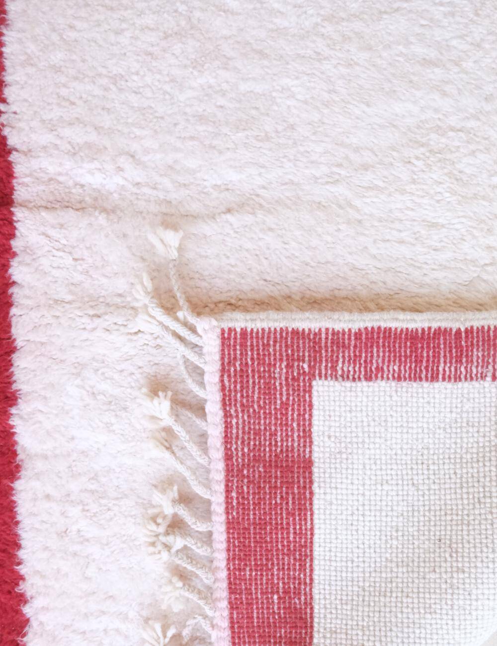 Contemporary red and white rug - 346 x 246 cm