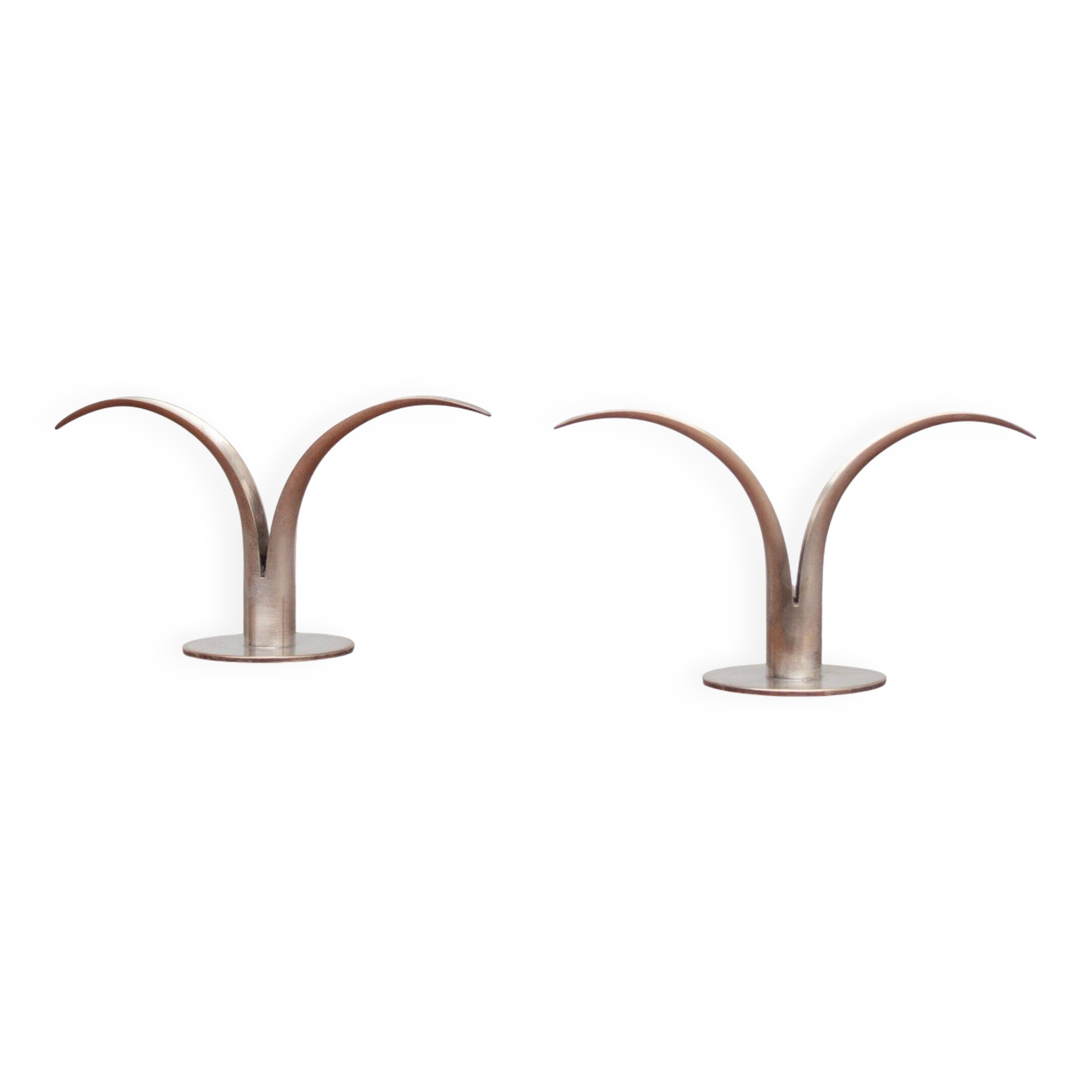Ensemble de deux bougeoirs en métal argenté par Ystad-Metall, Suède.