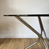 ensemble composé d'une table en chrome et verre fumé et ses 4 chaises tubulaires en chrome et skaï a
