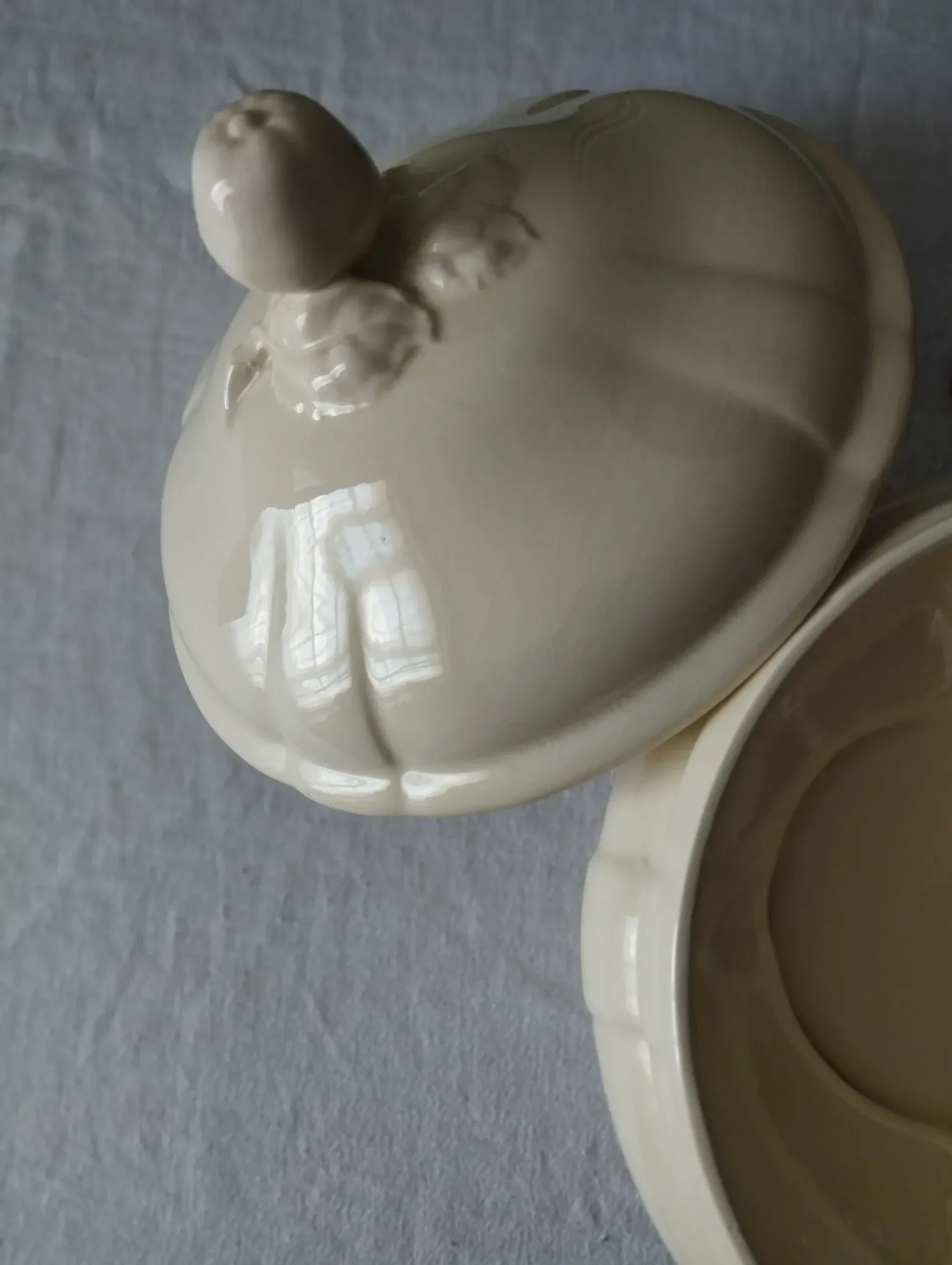 Antique soup tureen in ironstone from Sarreguemines Digoin service "Ivory".