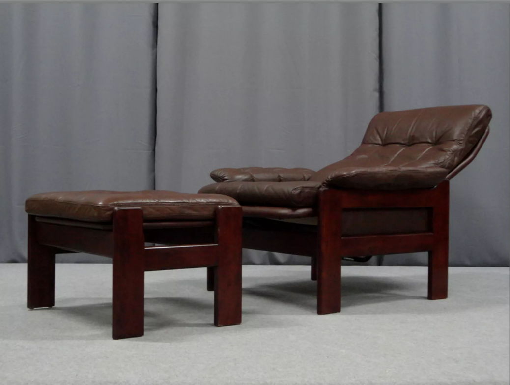 Pair of armchairs and ottoman in leather, 1970
