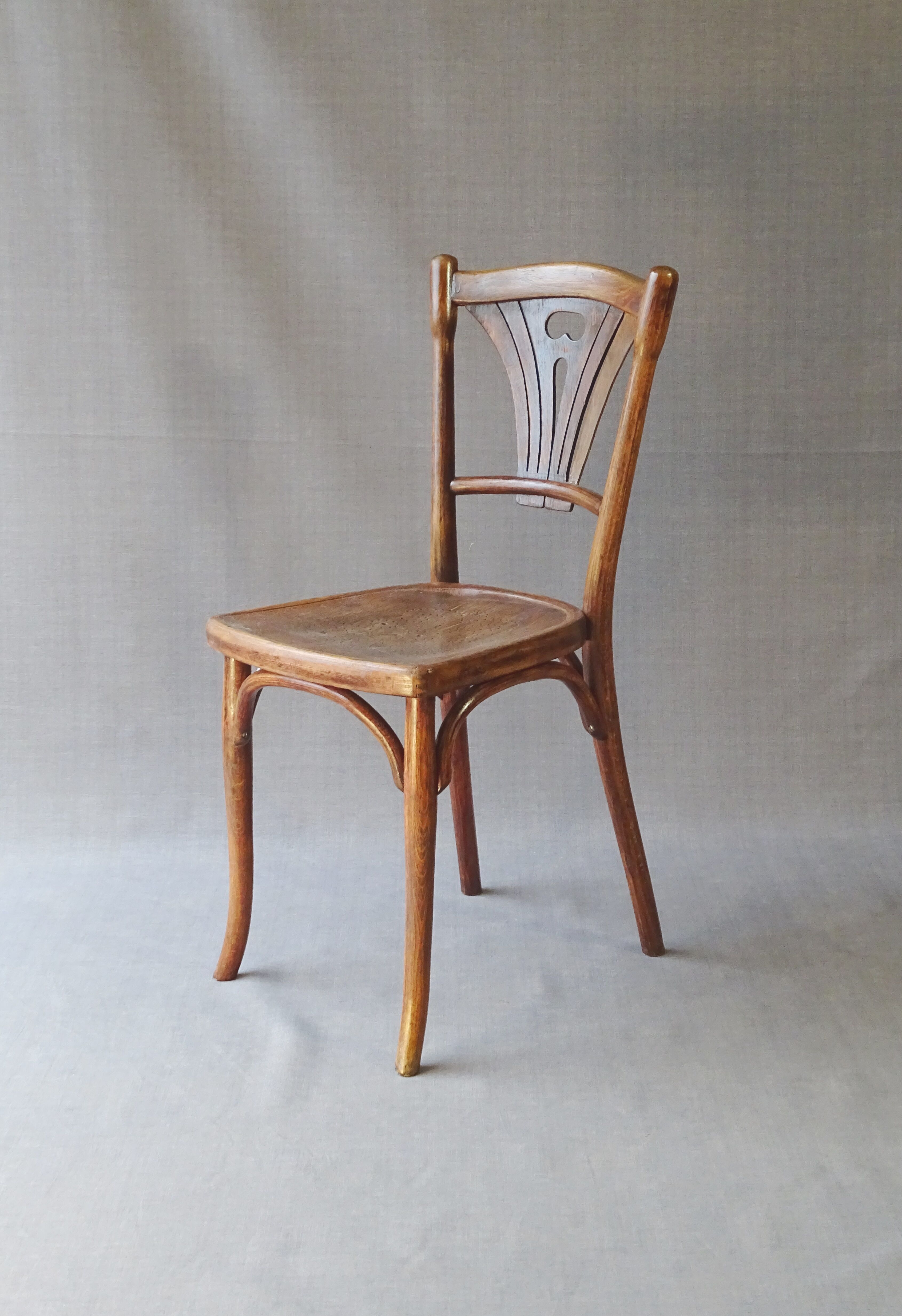 Two chairs Thonet n ° 197/114 of 1910 seat wood bistro