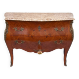 Commode galbée style Louis XV marquèterie bois de rose ornements  en bronze L 118 cm