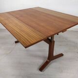 Scandinavian table with system
