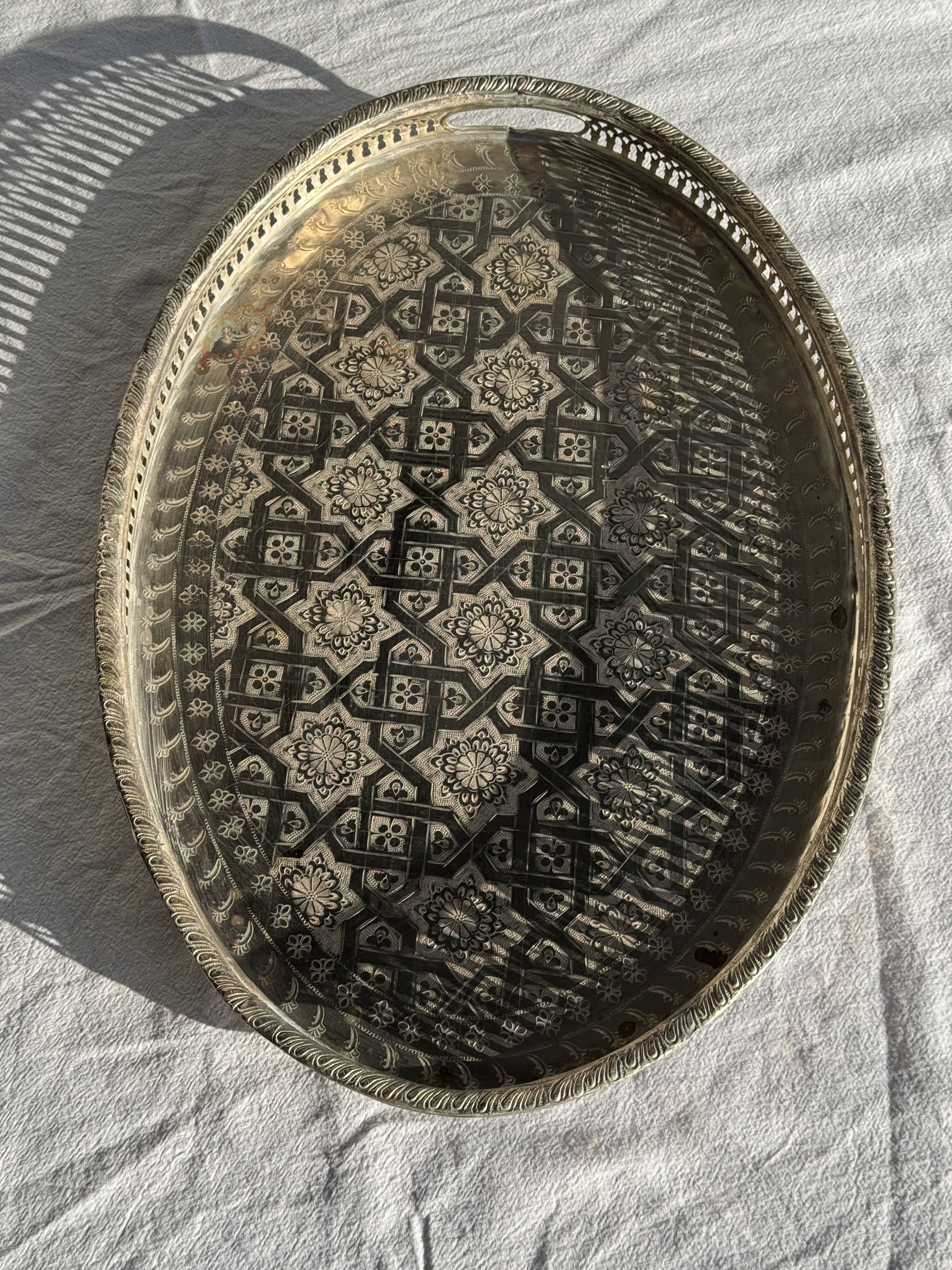 Oval Moroccan plateau engraved on a base 50x35.