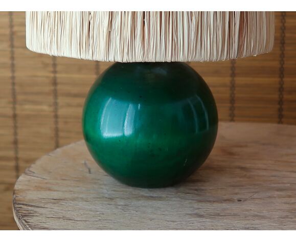 Lampe " boule " en bois teinté vert abat jour en raphia, années 70