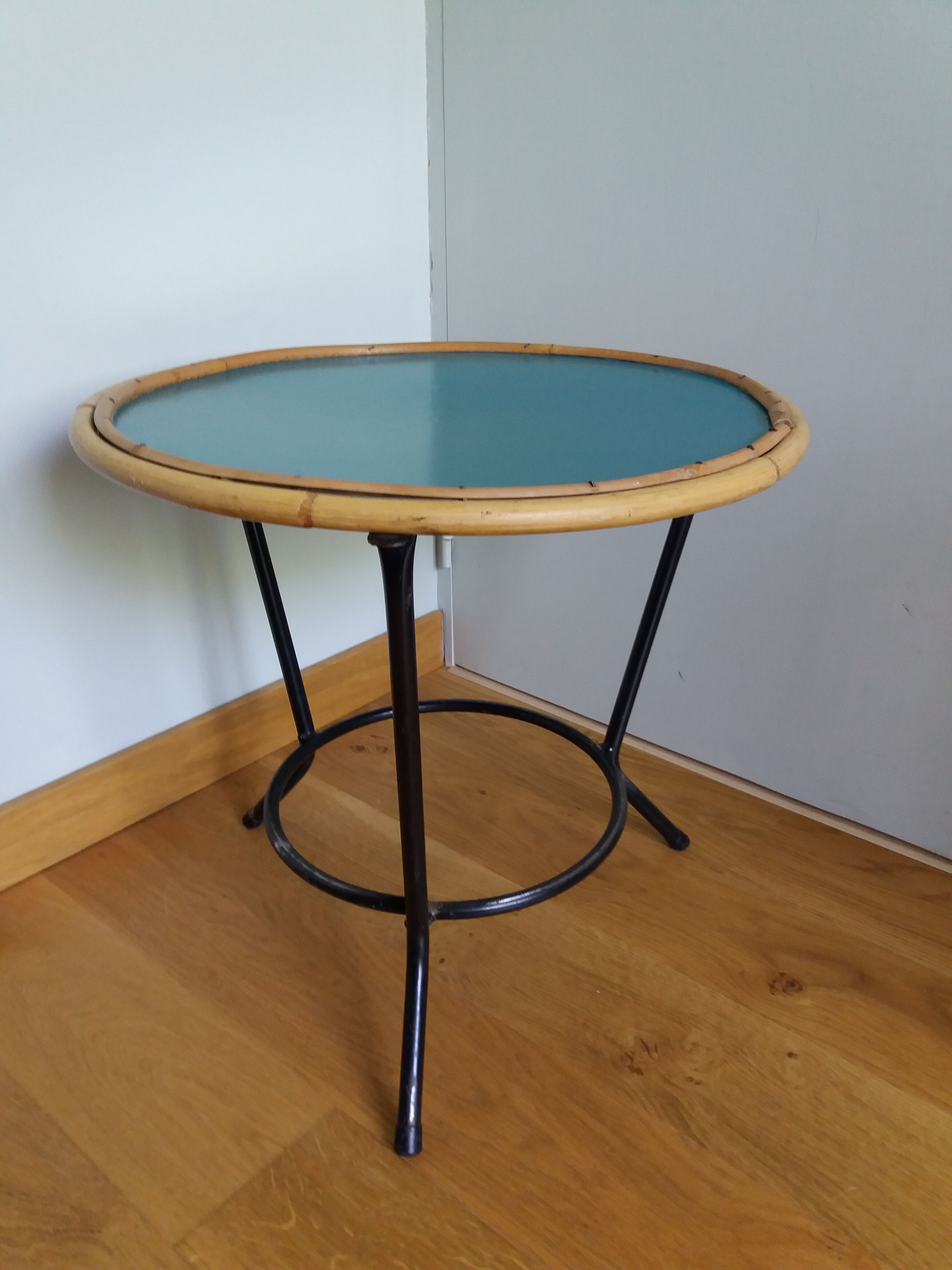 Table basse ronde en rotin et métal revisitée