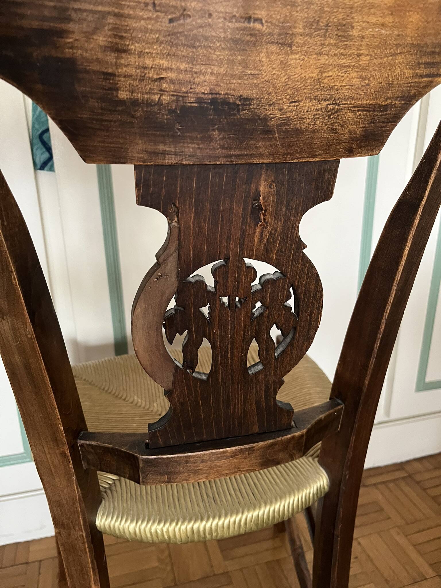 Paire de chaises Directoire en noyer, France circa 1810-1830