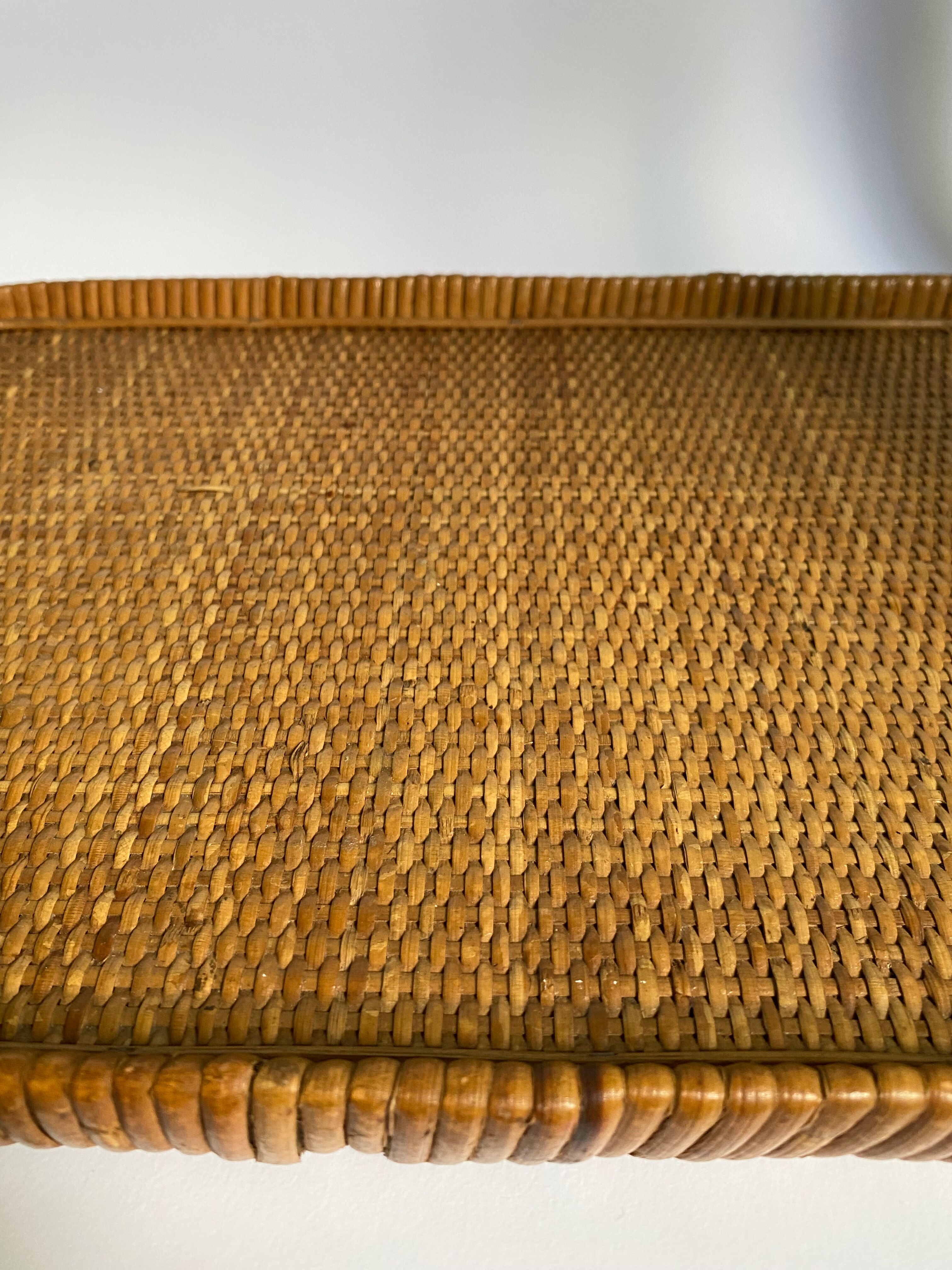 Braided rattan top, 32 x 46 cm