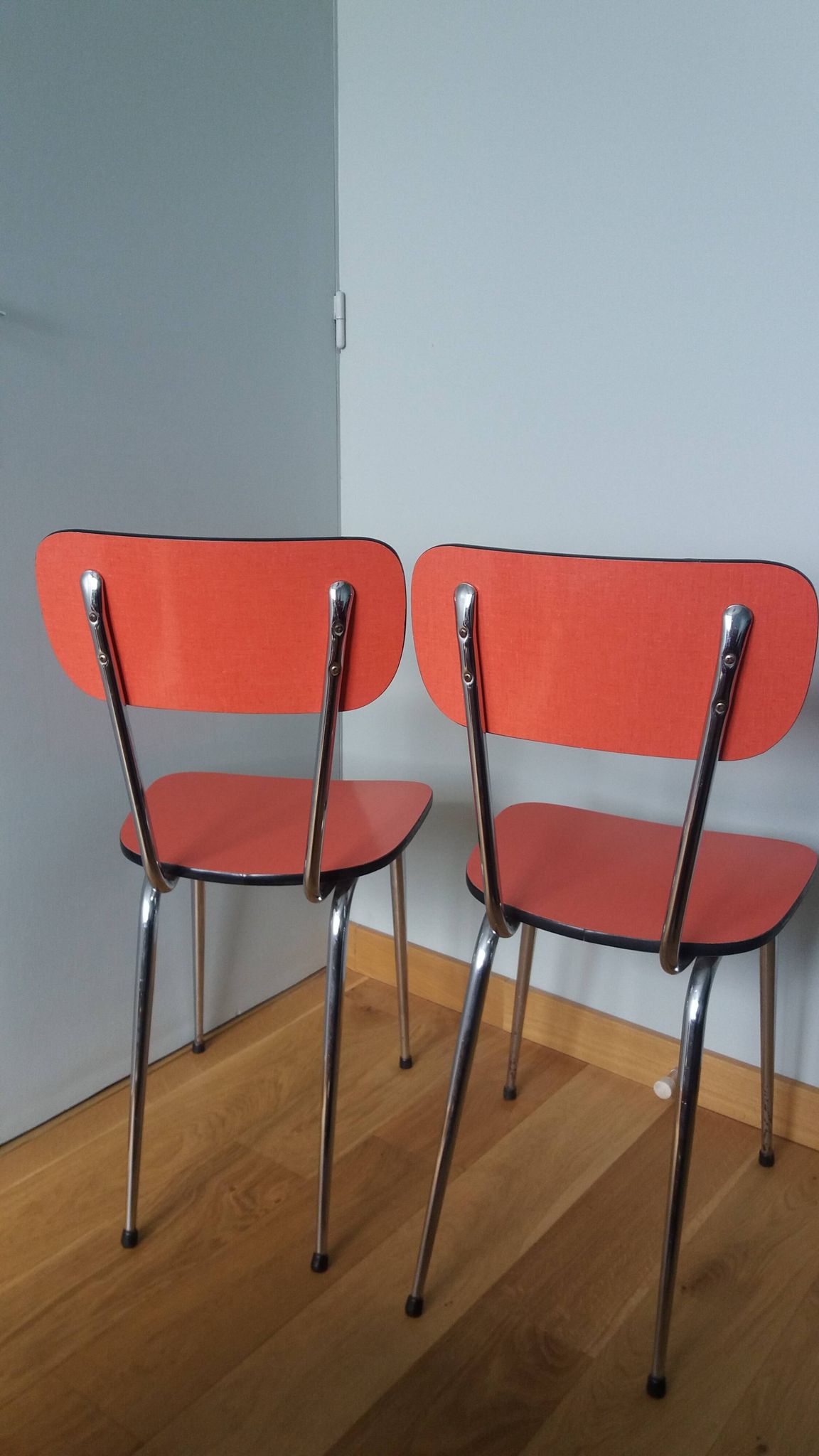 Chaises en formica rouge orange et métal chromé