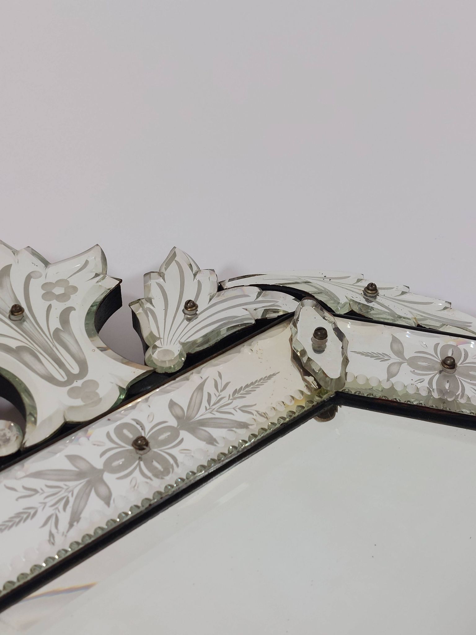 Venetian wall mirror in Murano glass with faceted floral decoration from the 1930s.