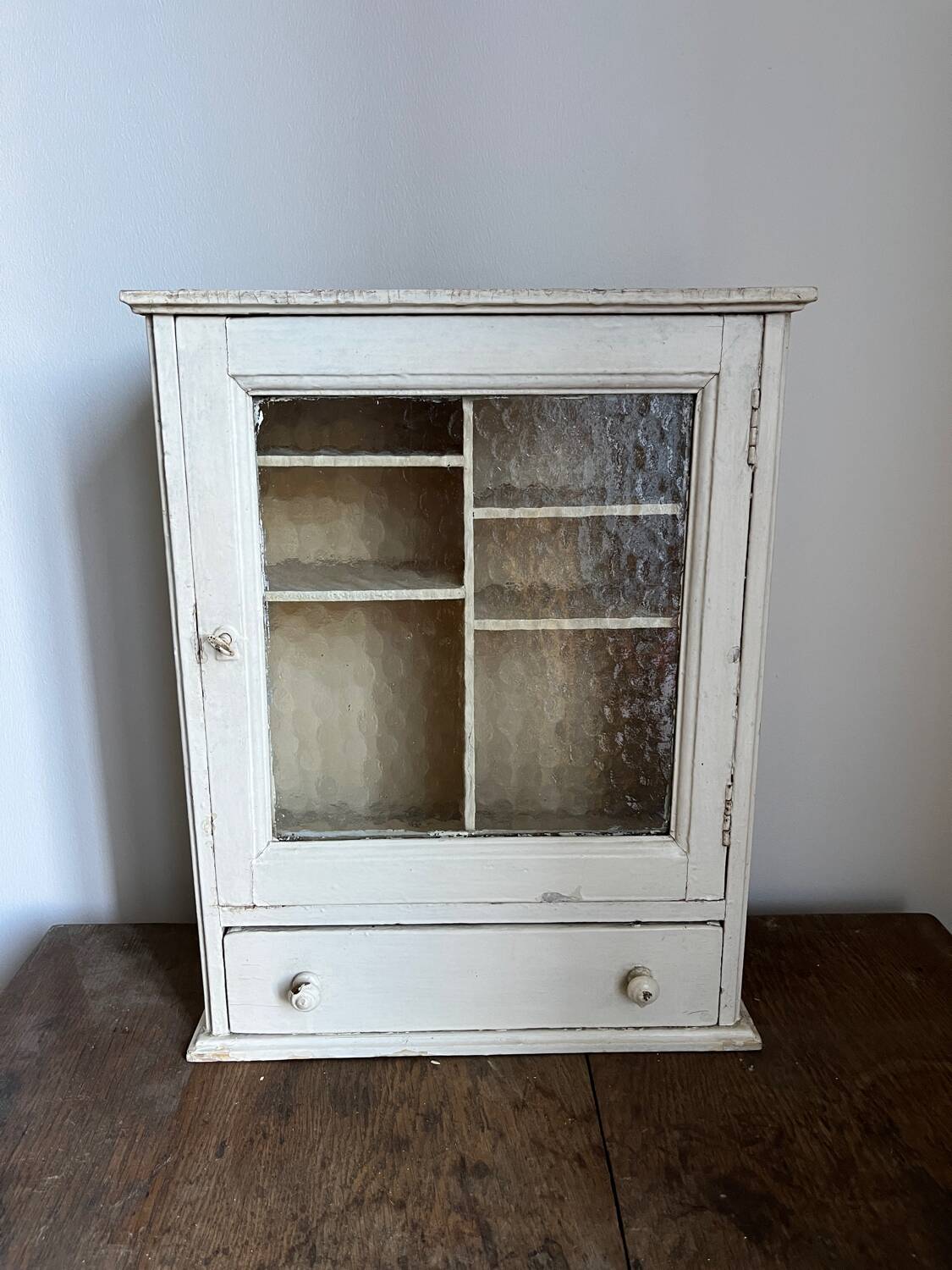 Armoire à pharmacie dans sa patine