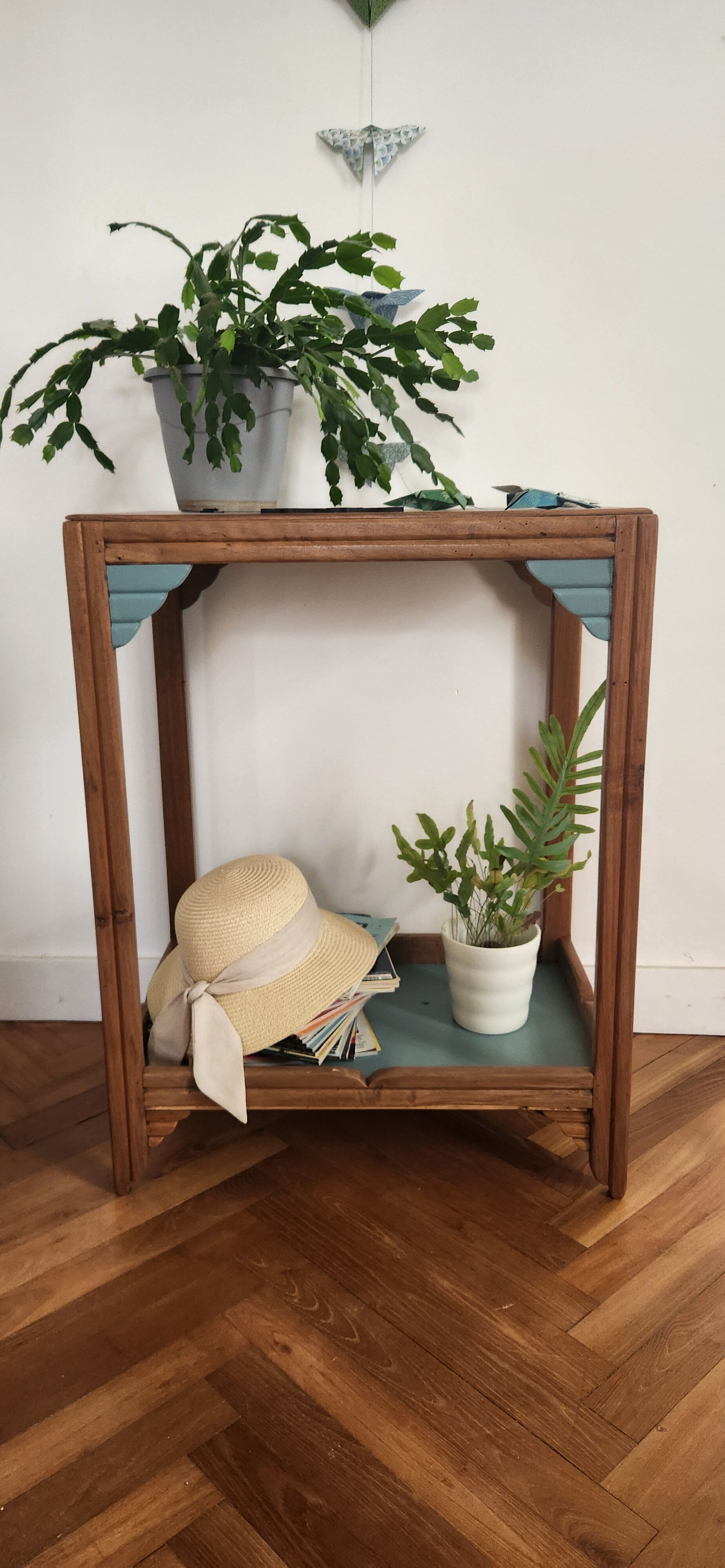 Art Deco side table with 2 sculpted tops