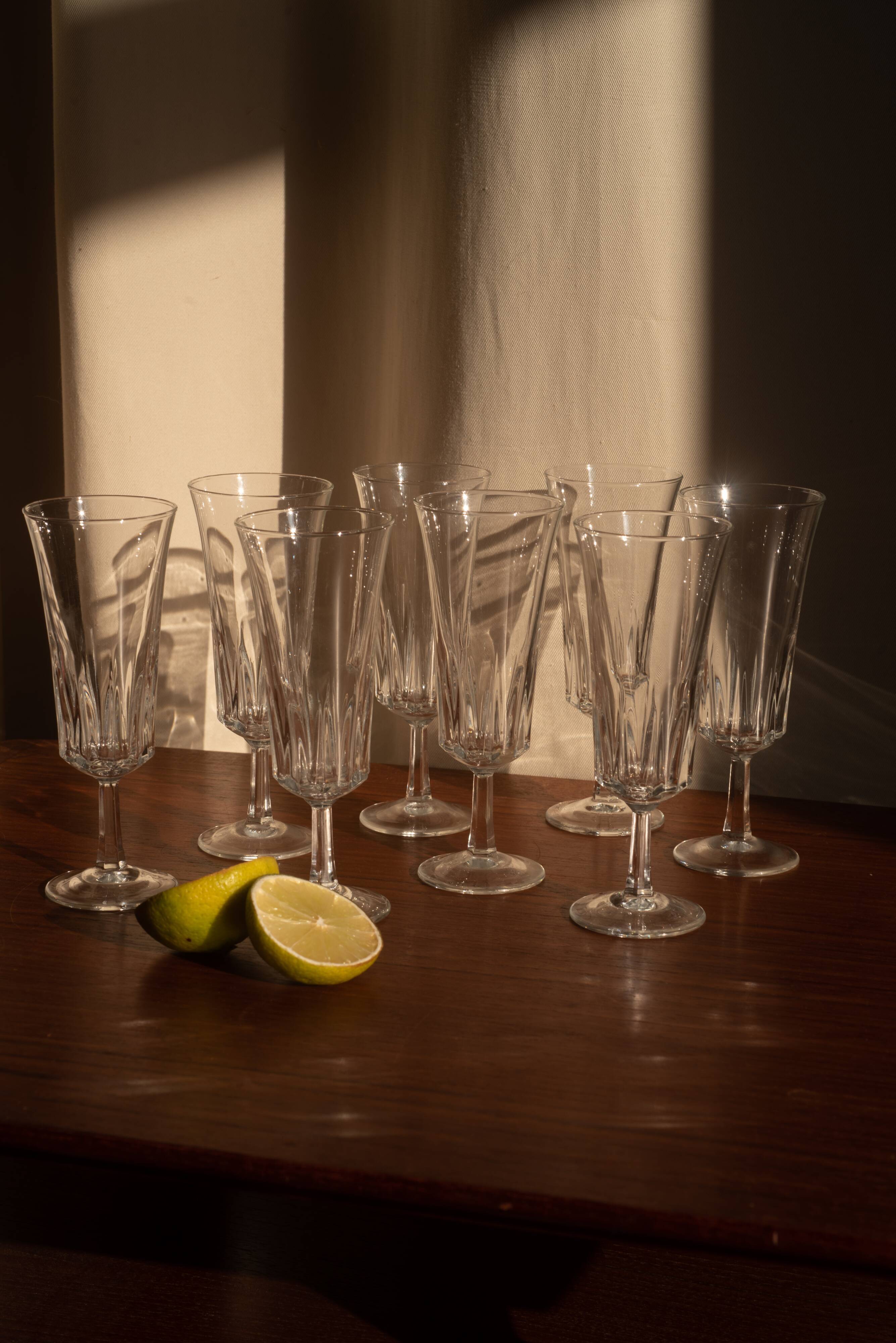 8 flûtes à champagne en verre modèle Regence Luminarc, vintage