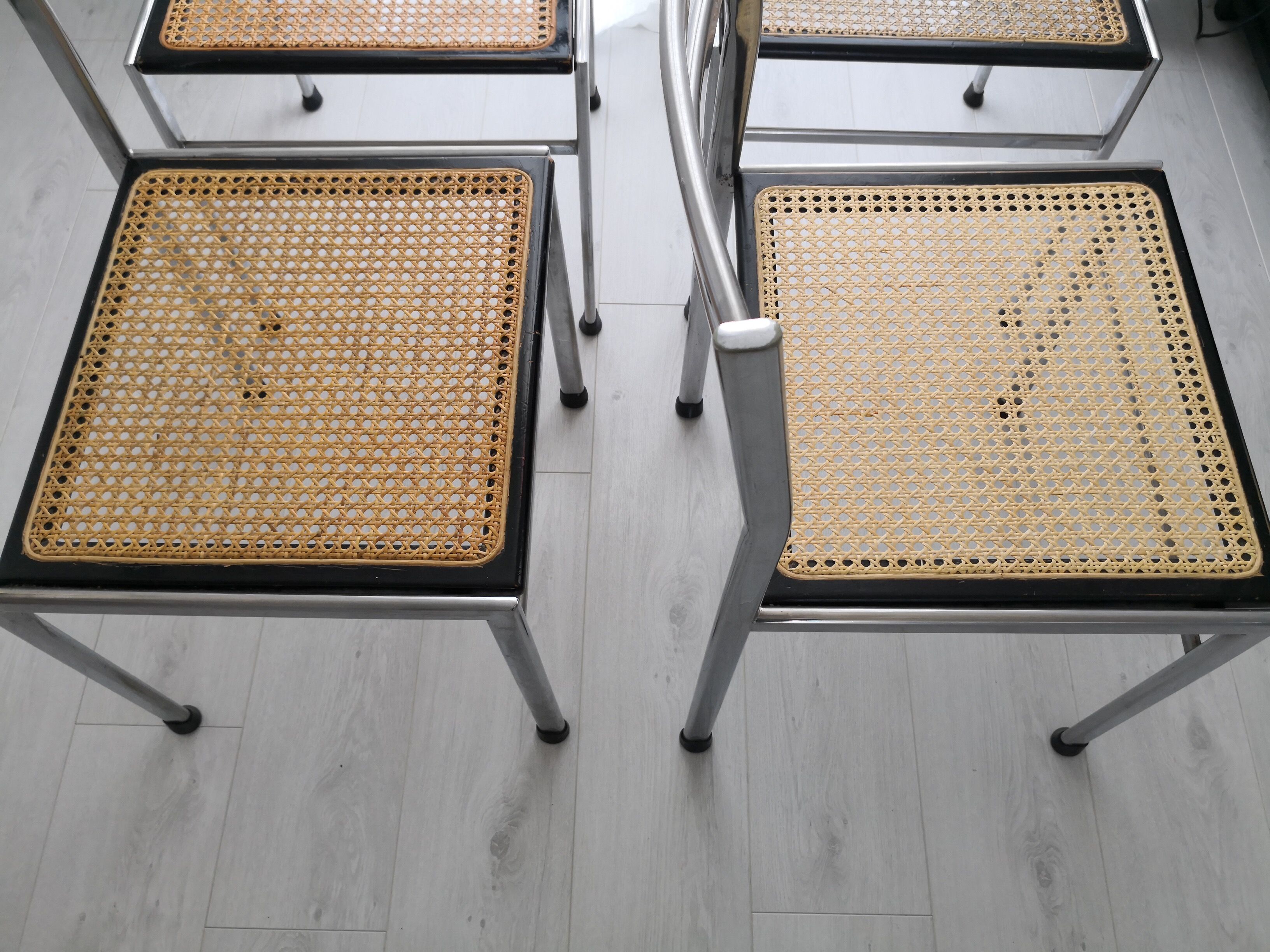 Suite de 4 chaises cannées des années 70/80