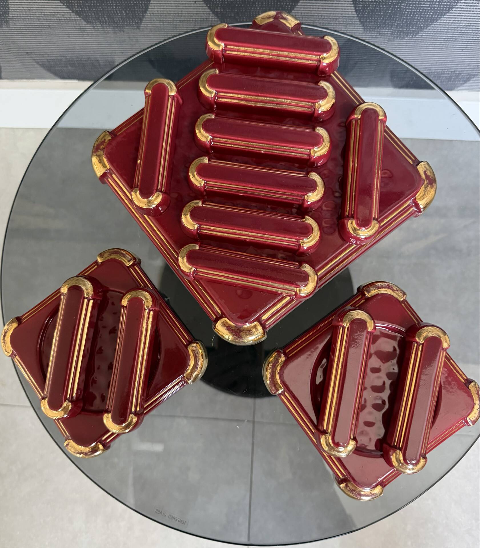Art Deco table service in glazed burgundy and gold earthenware – Complete