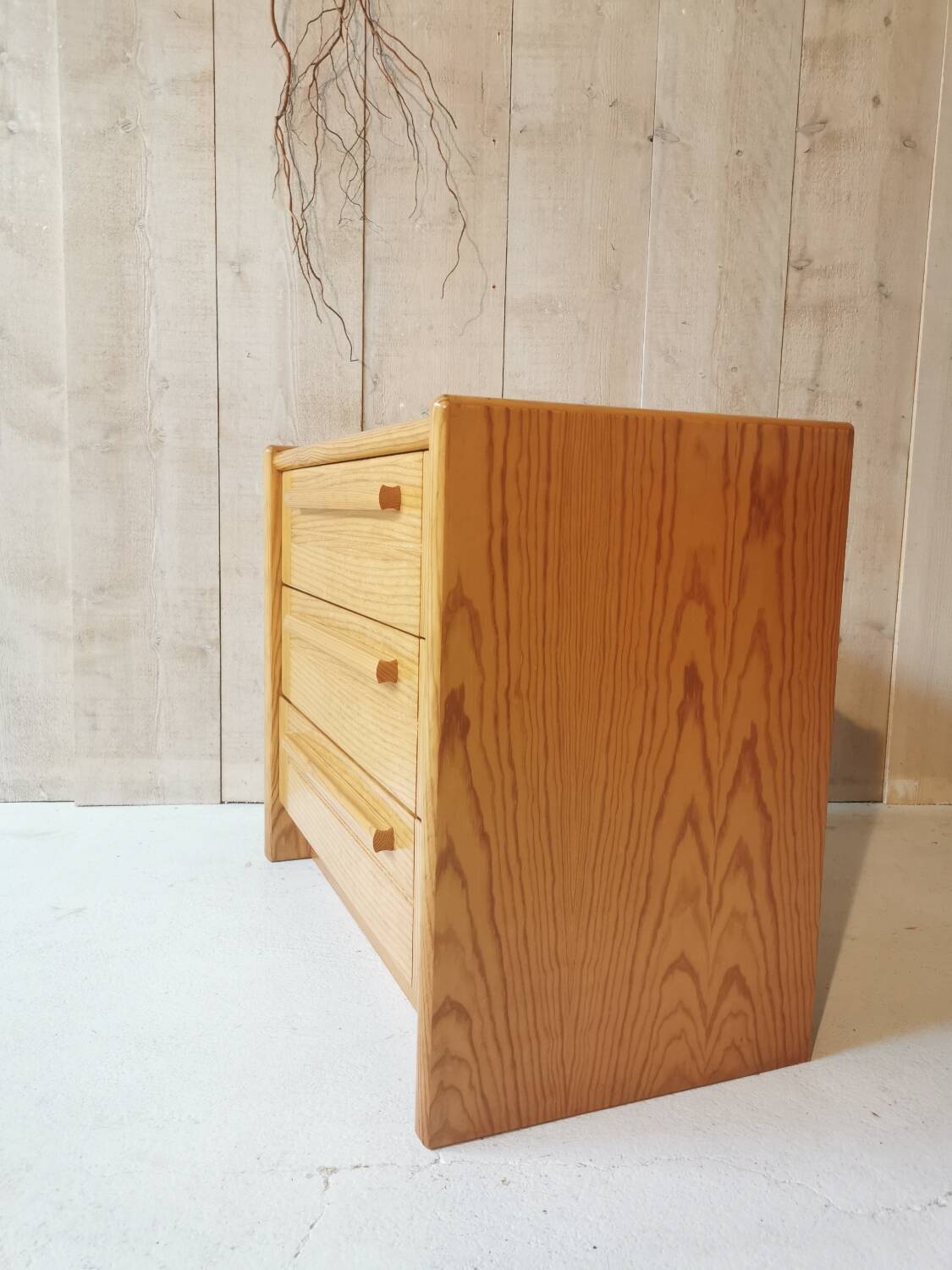 Pine chest of drawers