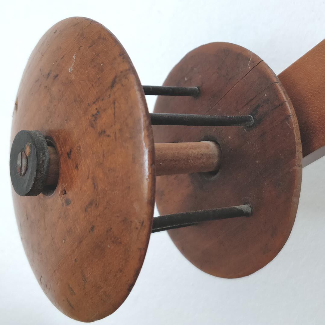 Former wooden wool mercerie reel