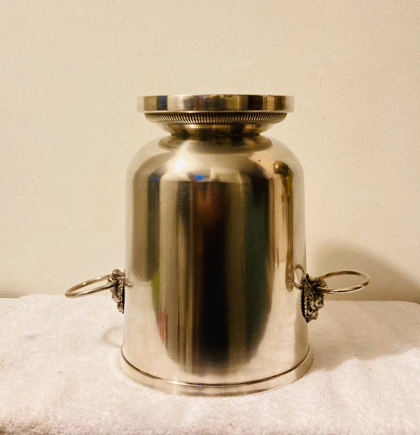 Silver-plated champagne bucket with lion heads from the 20th century, stamped.