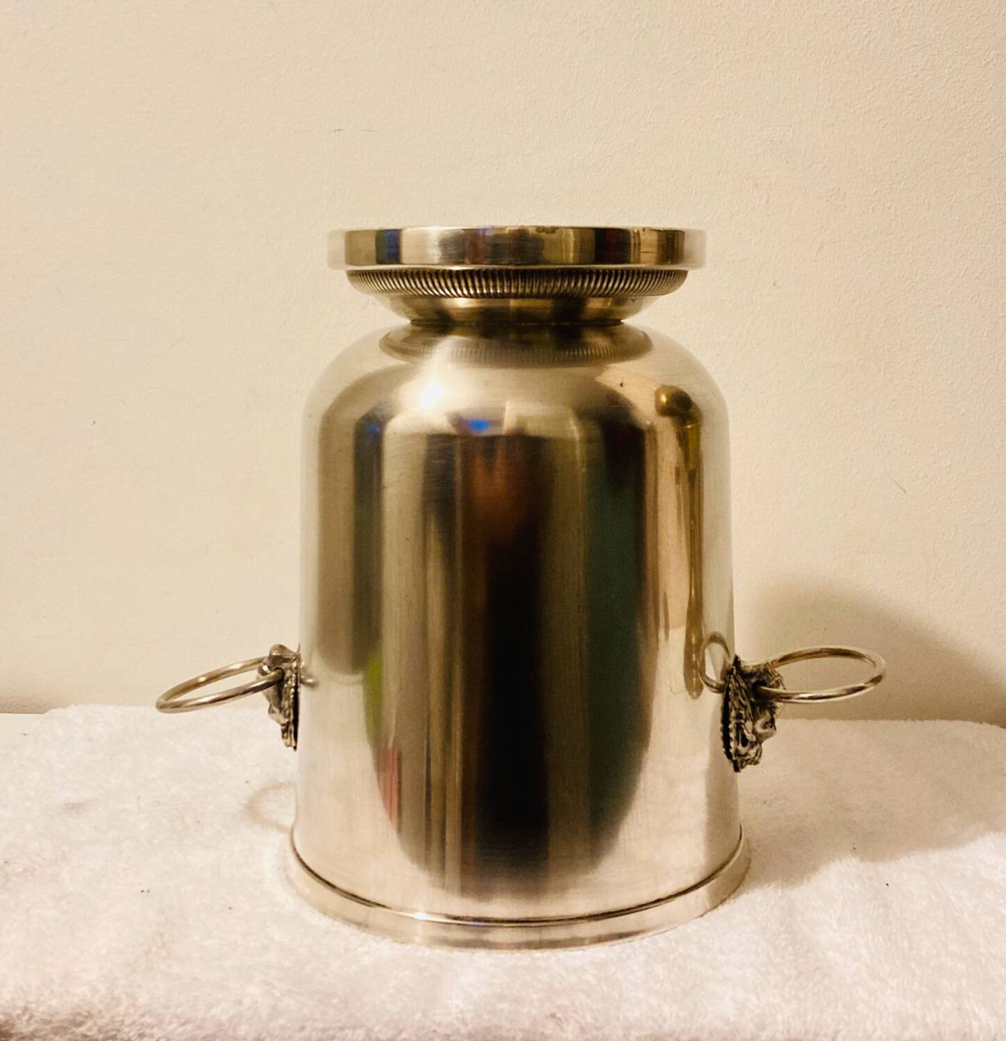 Silver-plated champagne bucket with lion heads from the 20th century, stamped.