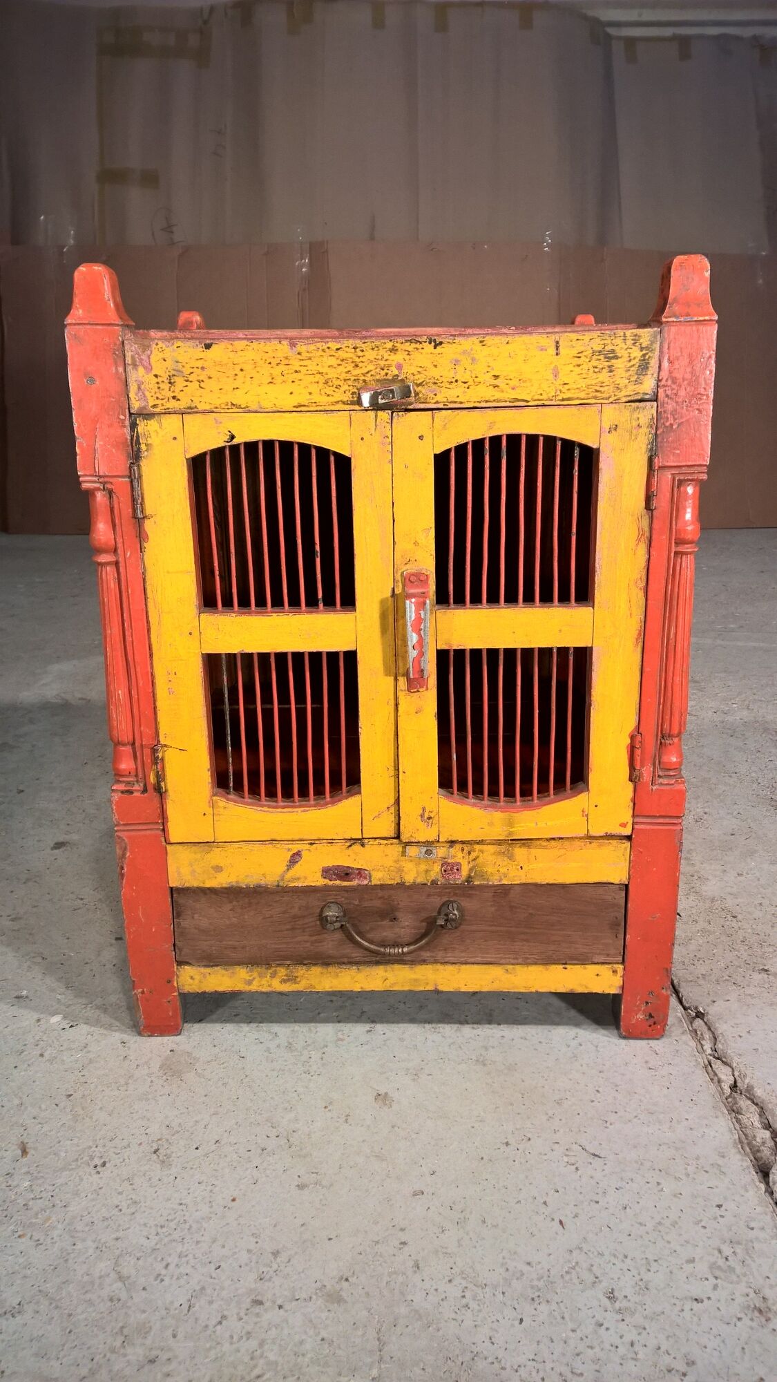 Ancient temple in Burmese teak with 2 doors openwork forged iron and its yellow and Red original patina