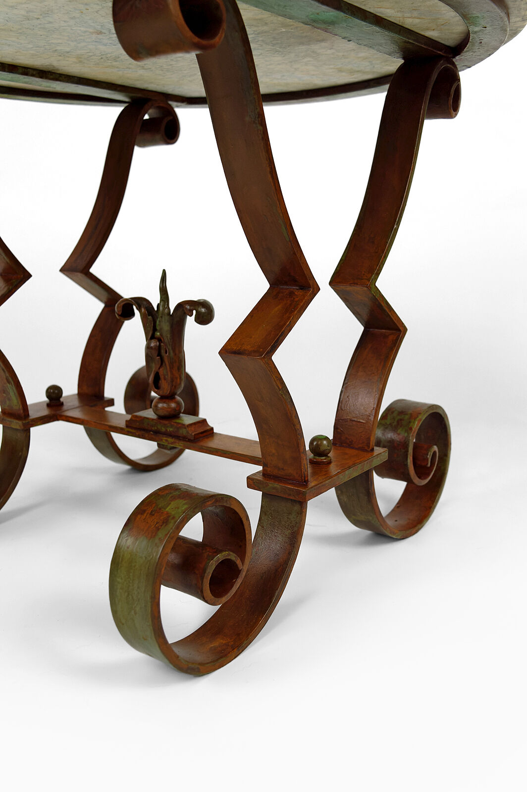 Art Deco round pedestal table in marble and wrought iron, circa 1940