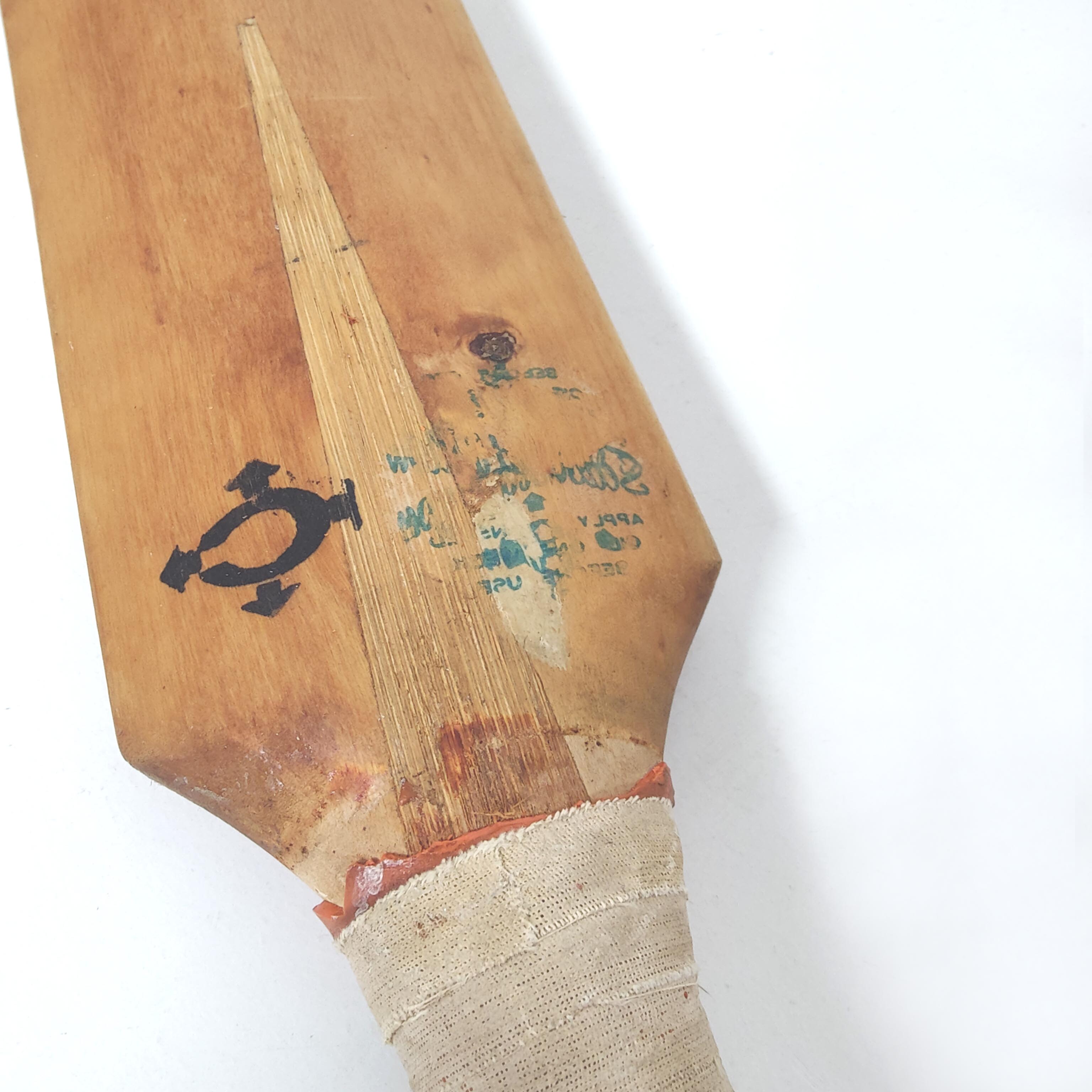 Batte de cricket vintage en bois