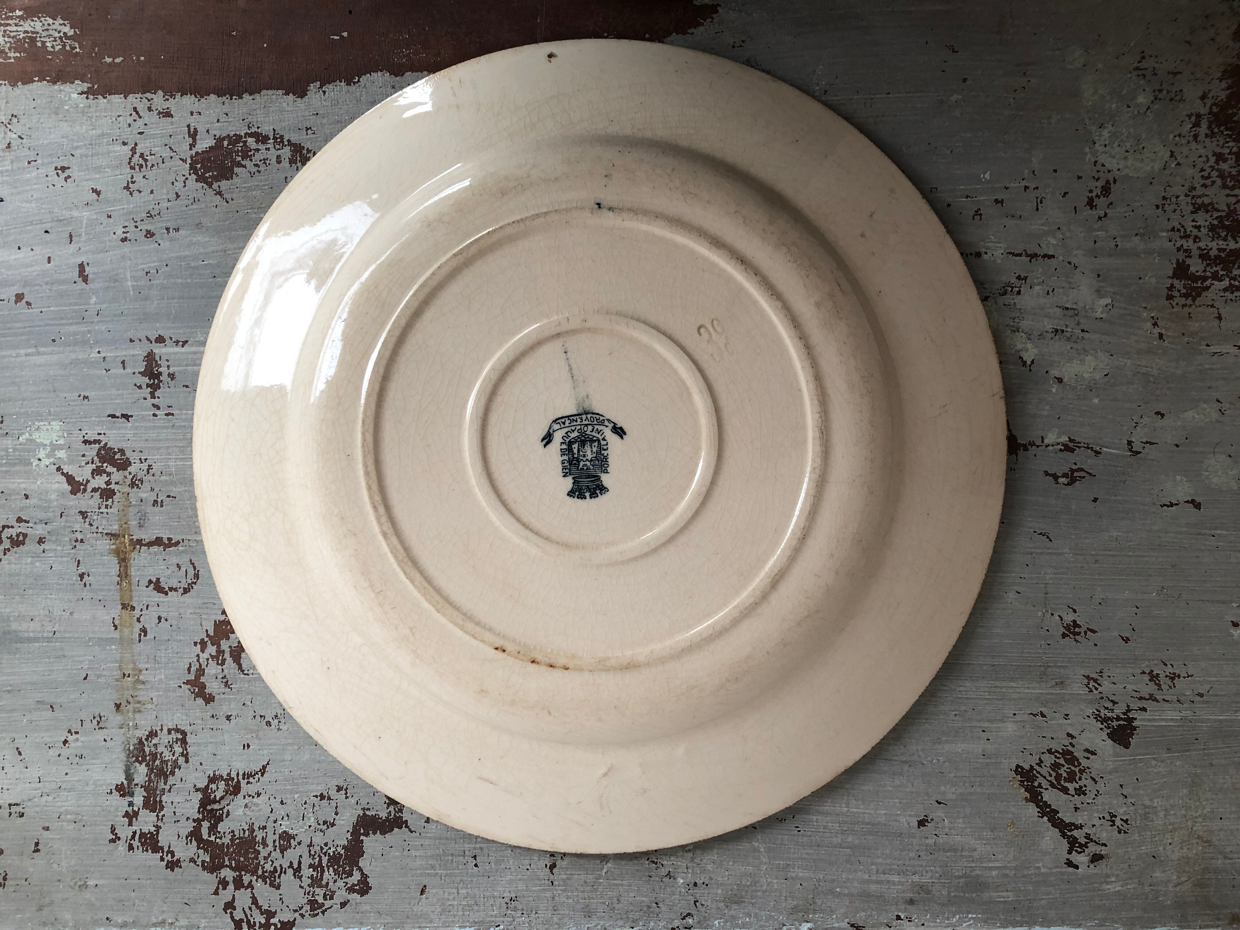 Plat rond ancien modèle provençal en porcelaine opaque de Gien