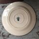 Plat rond ancien modèle provençal en porcelaine opaque de Gien