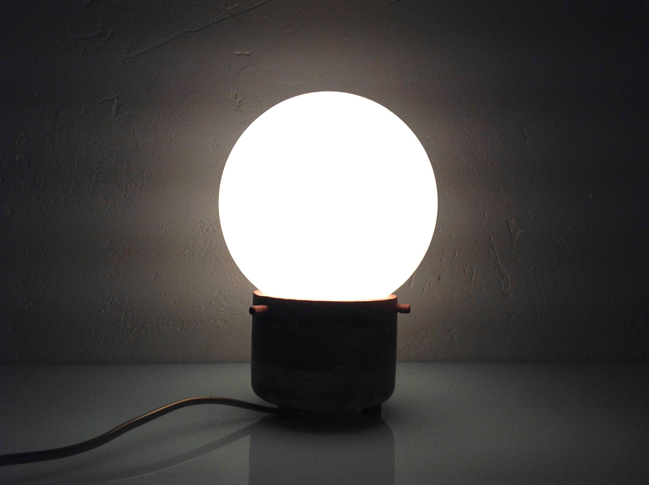 Lampe globe en opaline blanche sur socle bois