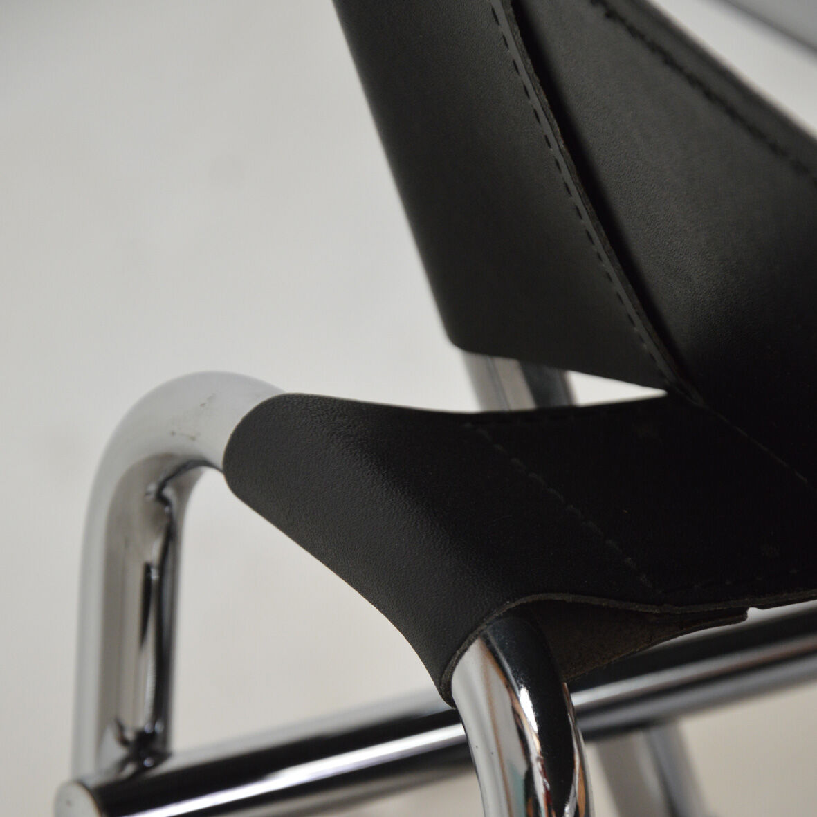 Paire de fauteuils Wassily noir par Marcel Breuer édition Habitat