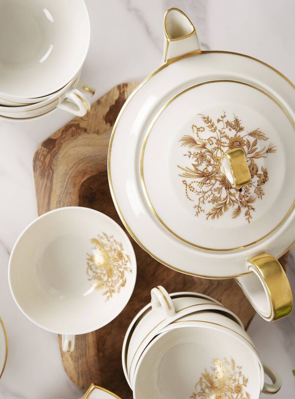 Service de thé en porcelaine de Théodore Haviland, motifs dorés.