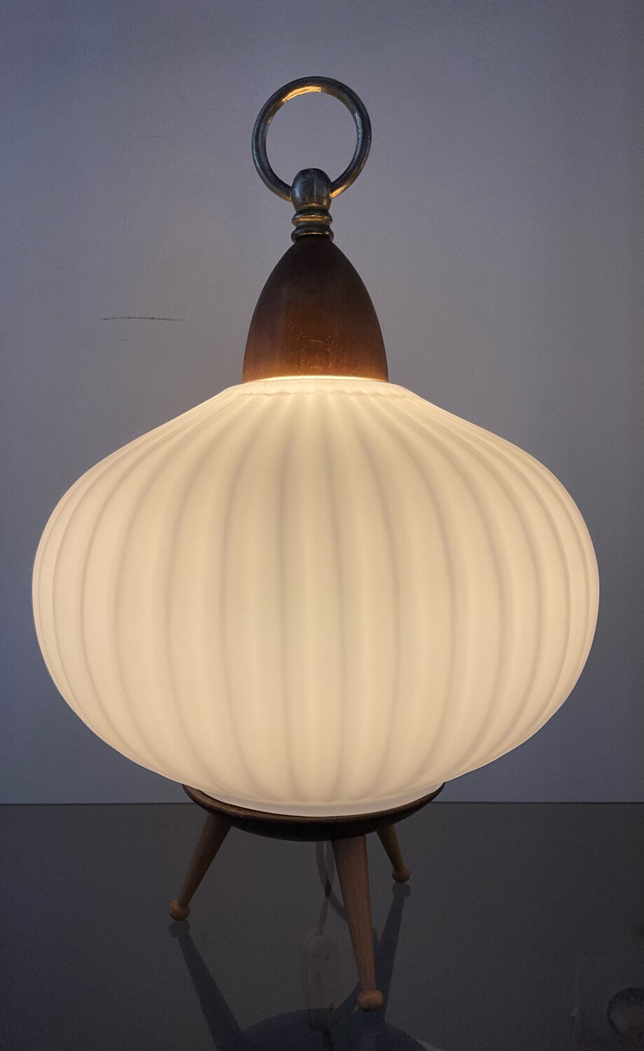 Tripod lamp in opaline and teak from the 60s