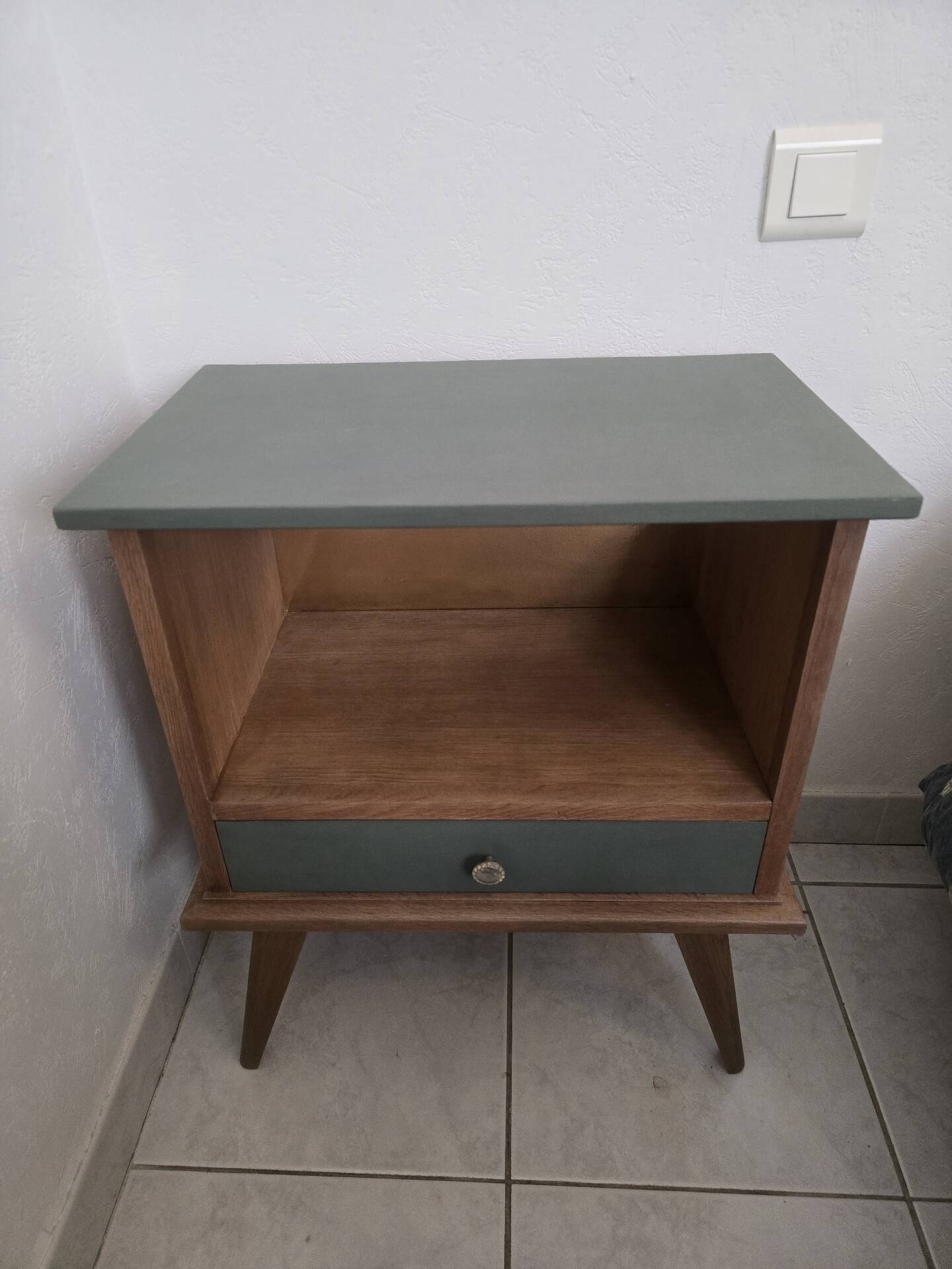 Renovated vintage bedside table in wood, with tapered legs – Matt green & gold background