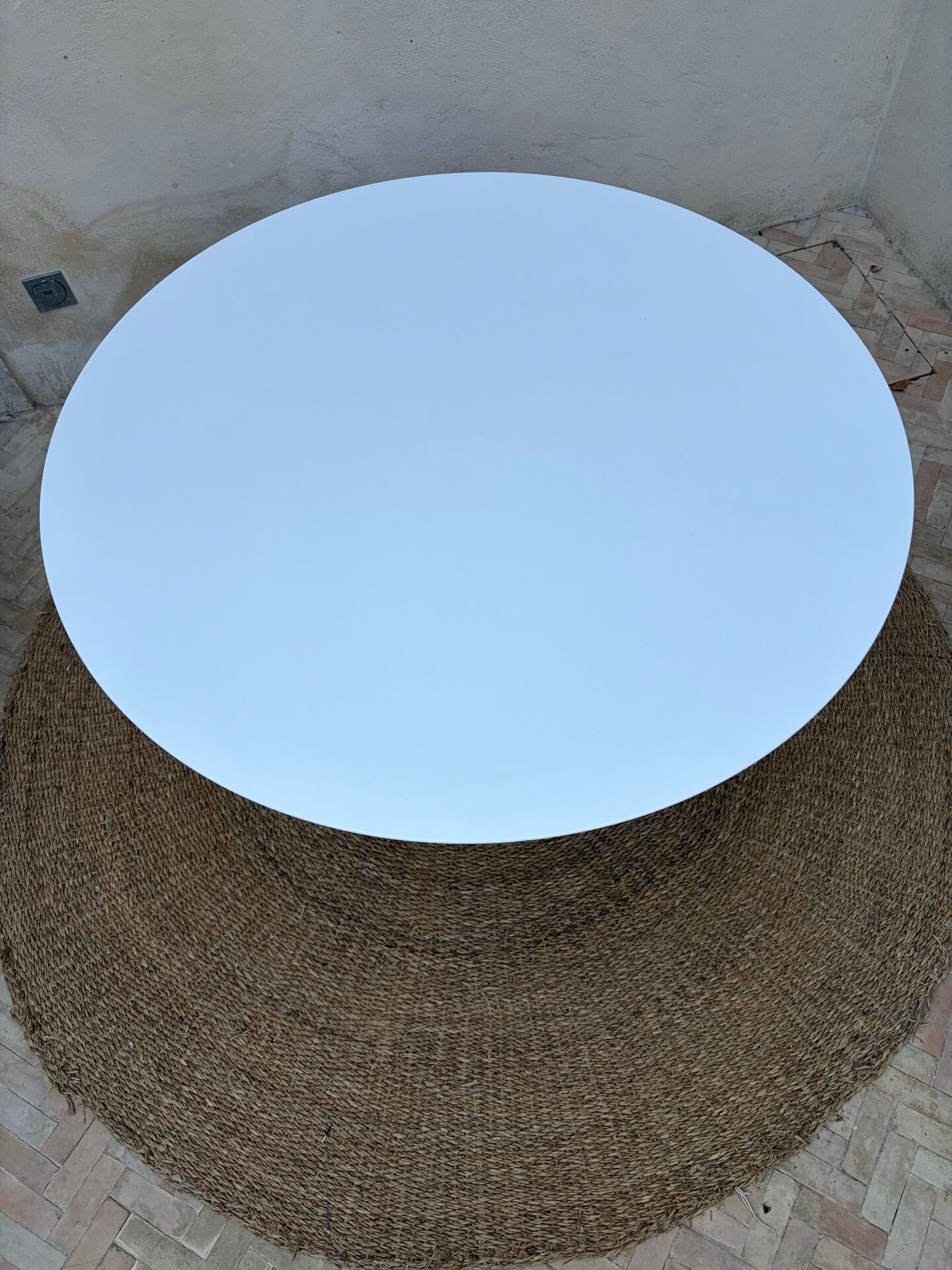 Tulip round table by Eero Saarinen for Knoll
