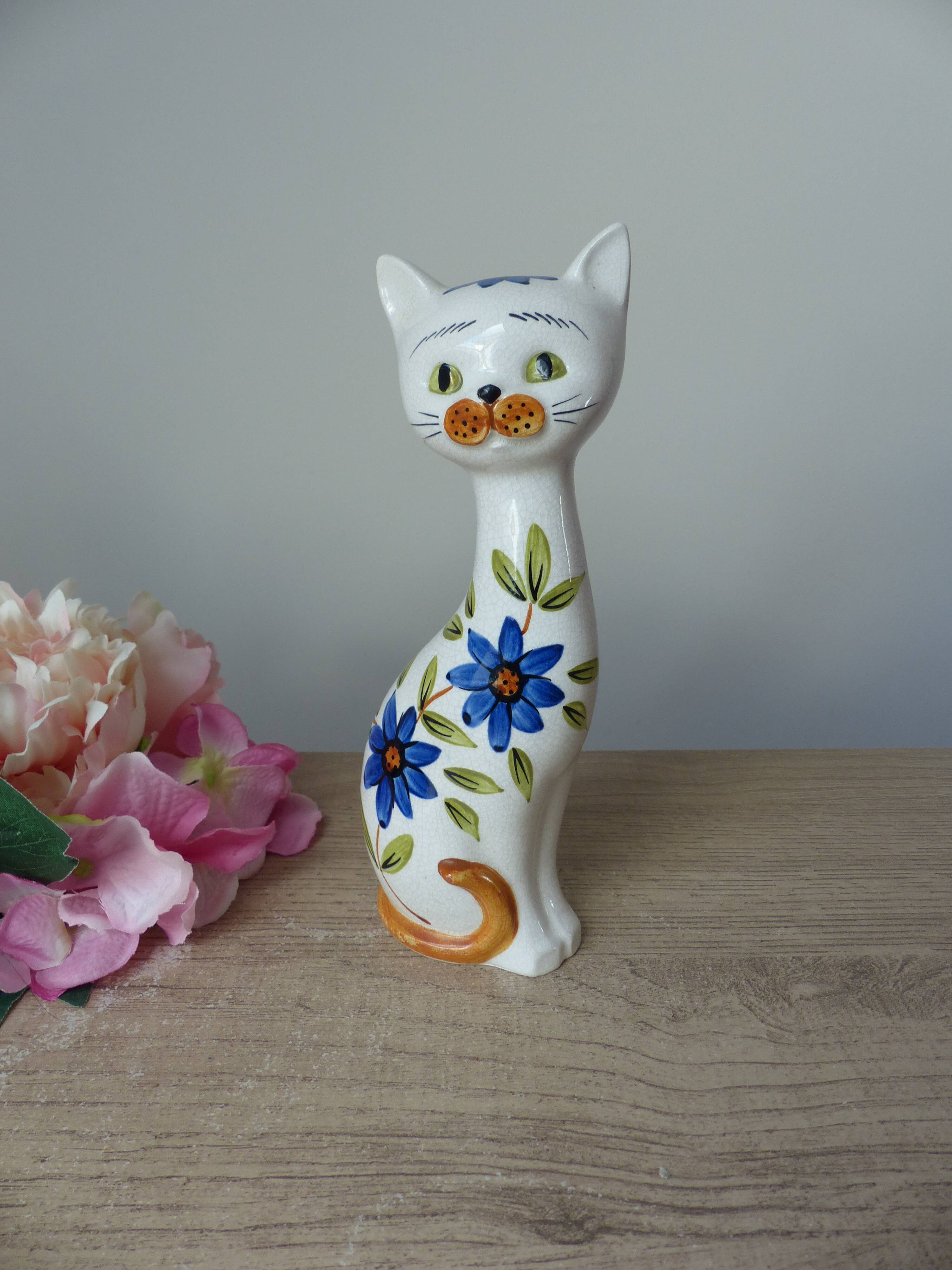Statuette chat en céramique peint main décor fleurs bleues Japon