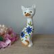 Statuette chat en céramique peint main décor fleurs bleues Japon