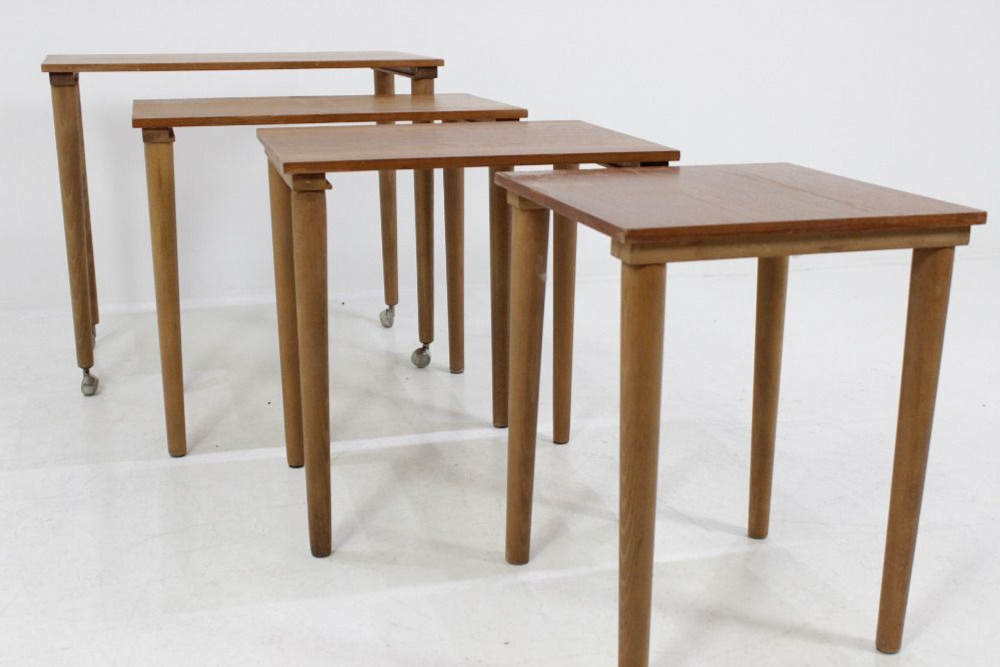 Tables gigognes mid-century en teck scandinavie