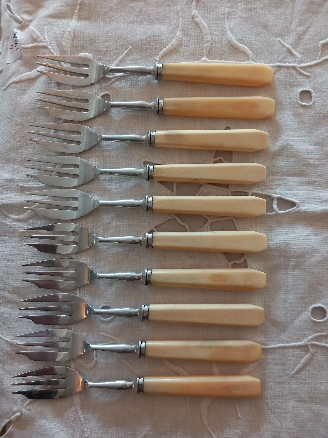 10 dessert forks .old
