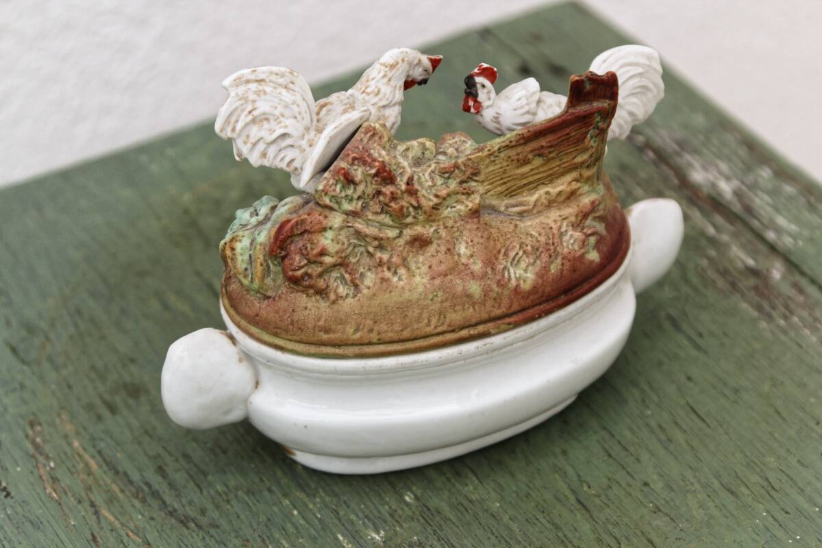Bonbonnière en porcelaine, combat de coqs