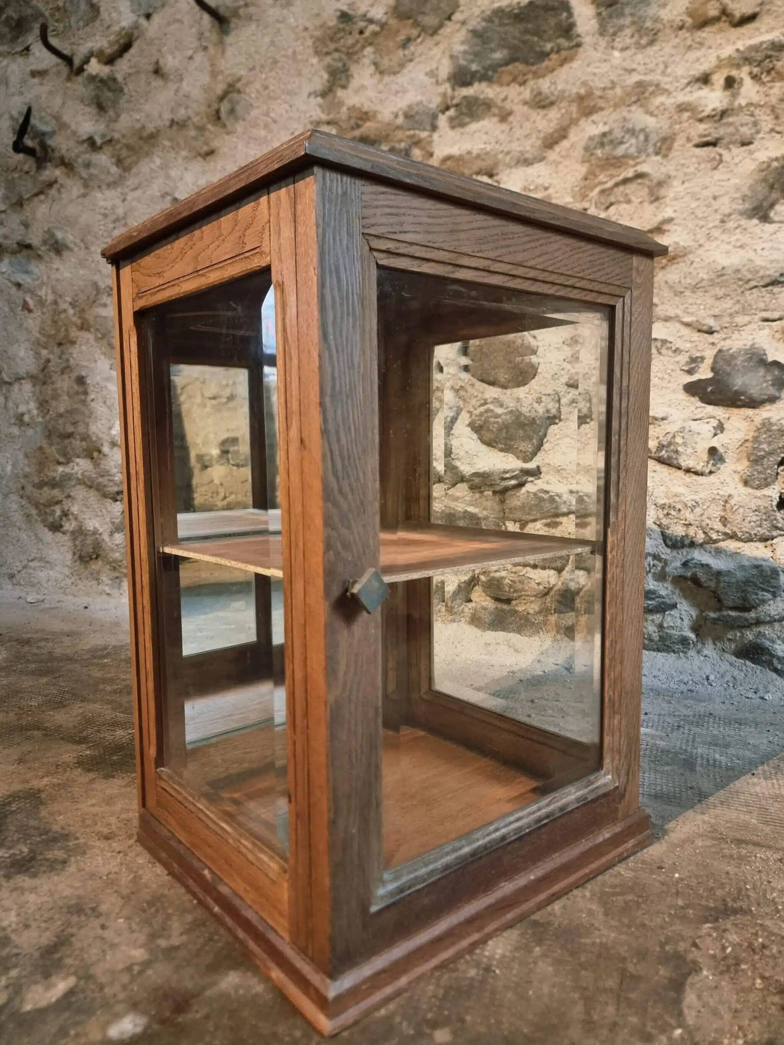 Small antique display cabinet in French oak | 1920s display cabinet with mirrored back